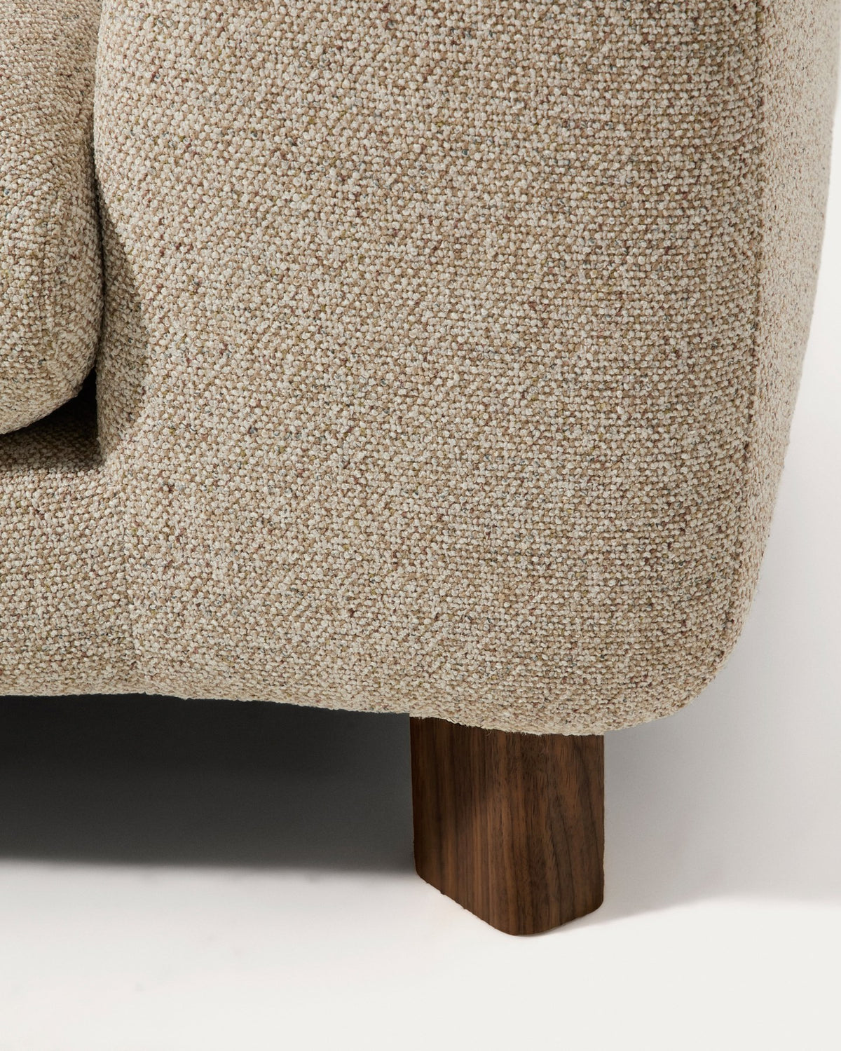 3-Sitzer Sofa Vera in Beige mit Chaiselongue links, gepolsterten Armlehnen und sichtbaren Beinen aus massivem Eschenholz mit Nussbaum-Finish.