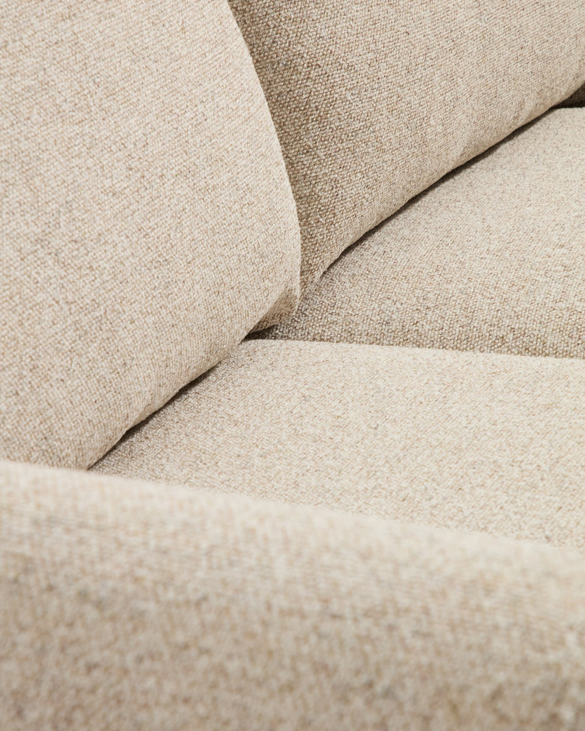 3-Sitzer Sofa Vera in Beige mit Chaiselongue links, gepolsterten Armlehnen und sichtbaren Beinen aus massivem Eschenholz mit Nussbaum-Finish.
