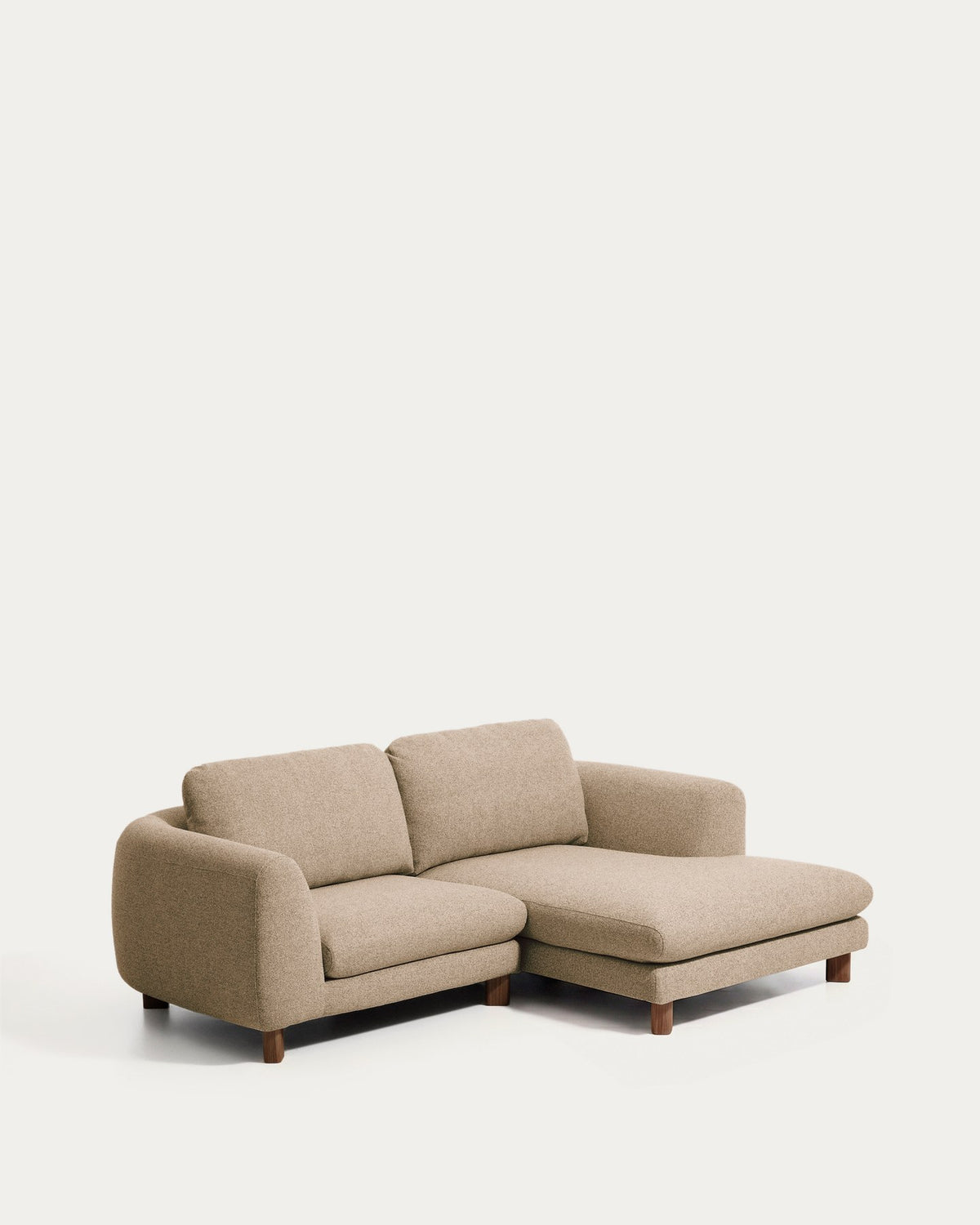 3-Sitzer Sofa Vera von Kave Home in Hellbraun mit Chaiselongue rechts, gepolstertem Bezug und Beinen aus massivem Eschenholz mit Nussbaum-Finish.