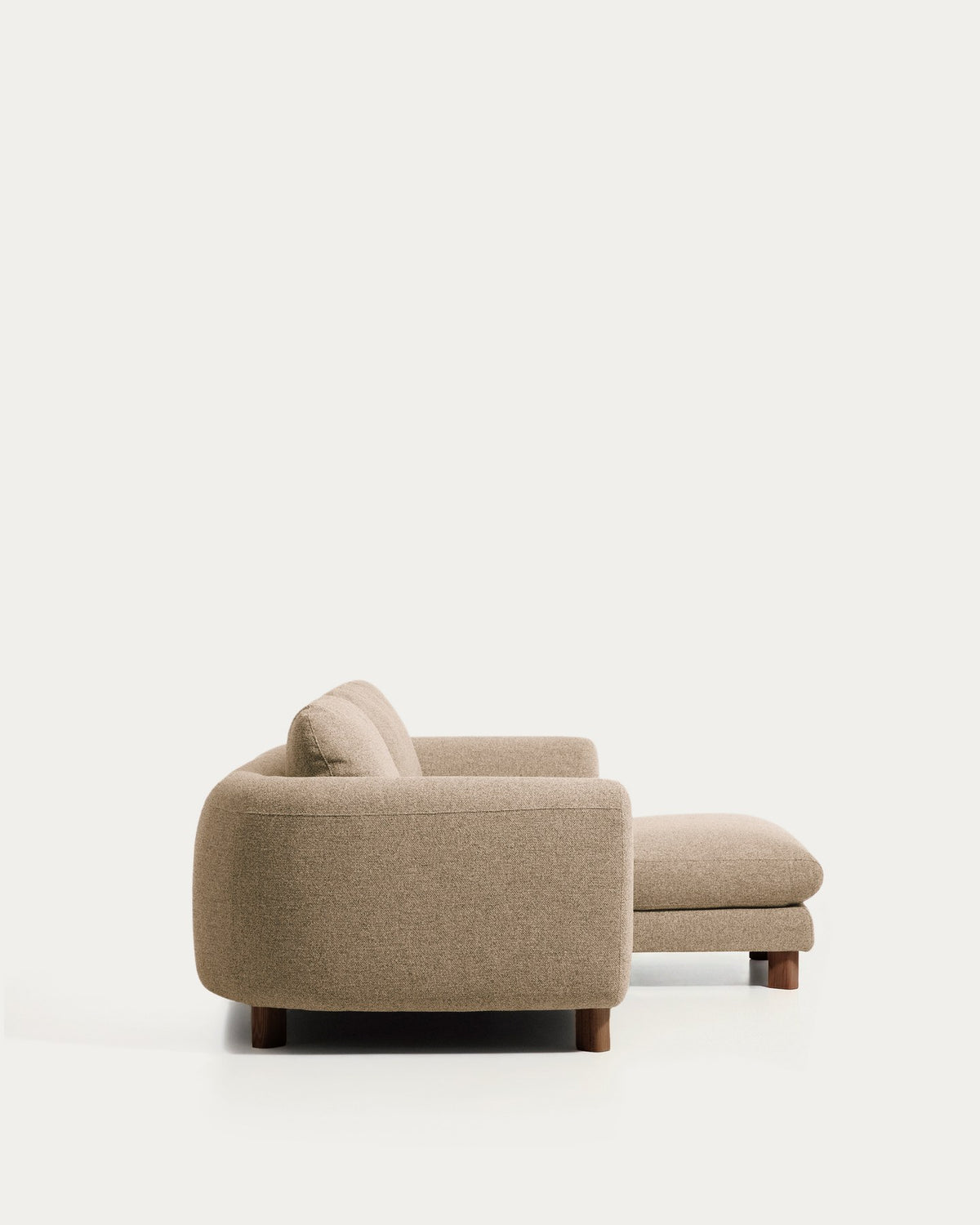 3-Sitzer Sofa Vera von Kave Home in Hellbraun mit Chaiselongue rechts, gepolstertem Bezug und Beinen aus massivem Eschenholz mit Nussbaum-Finish.