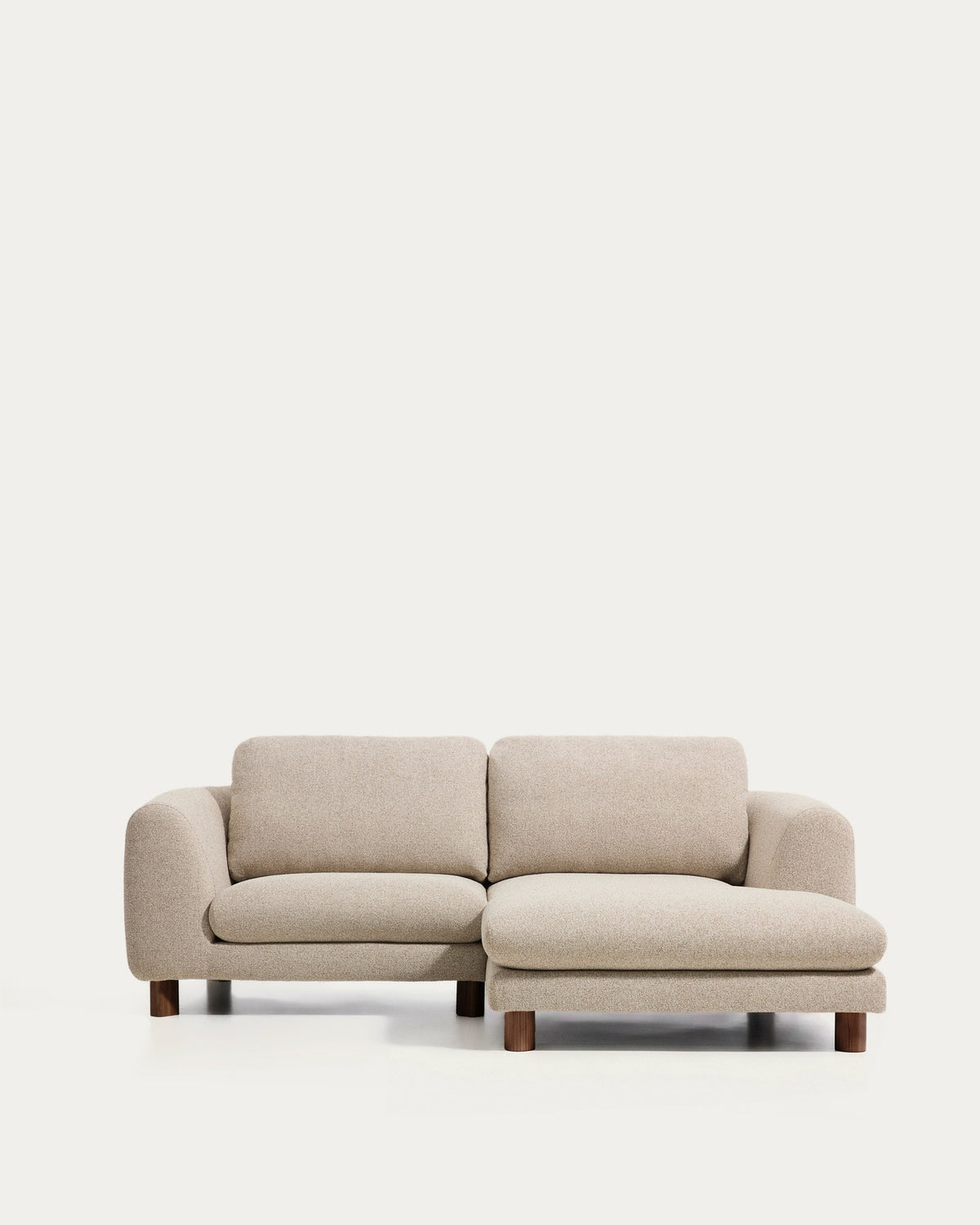 3-Sitzer Sofa Vera mit Chaiselongue rechts in Beige mit Beinen aus massivem Eschenholz mit Nussbaum-Finish, 232 cm, FSC Mix Credit in Beige präsentiert im Onlineshop von KAQTU Design AG. 3er Sofa ist von Kave Home