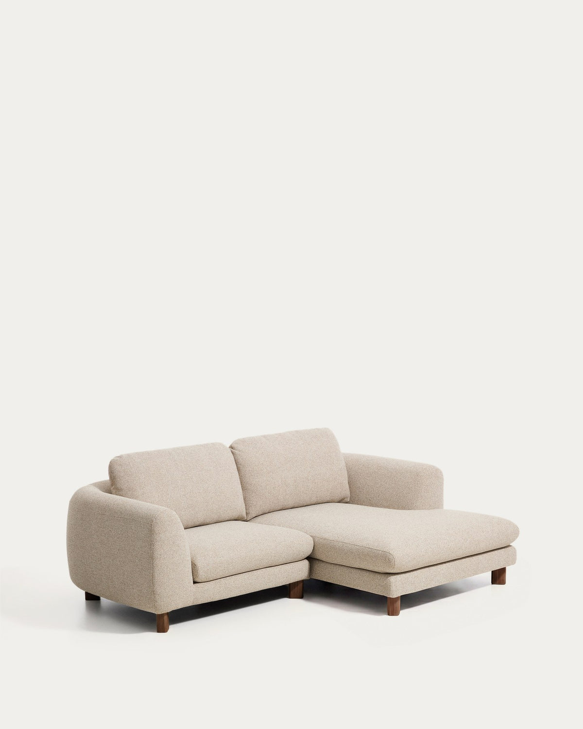 3-Sitzer Sofa Vera mit Chaiselongue rechts in Beige mit Beinen aus massivem Eschenholz mit Nussbaum-Finish, 232 cm, FSC Mix Credit in Beige präsentiert im Onlineshop von KAQTU Design AG. 3er Sofa ist von Kave Home