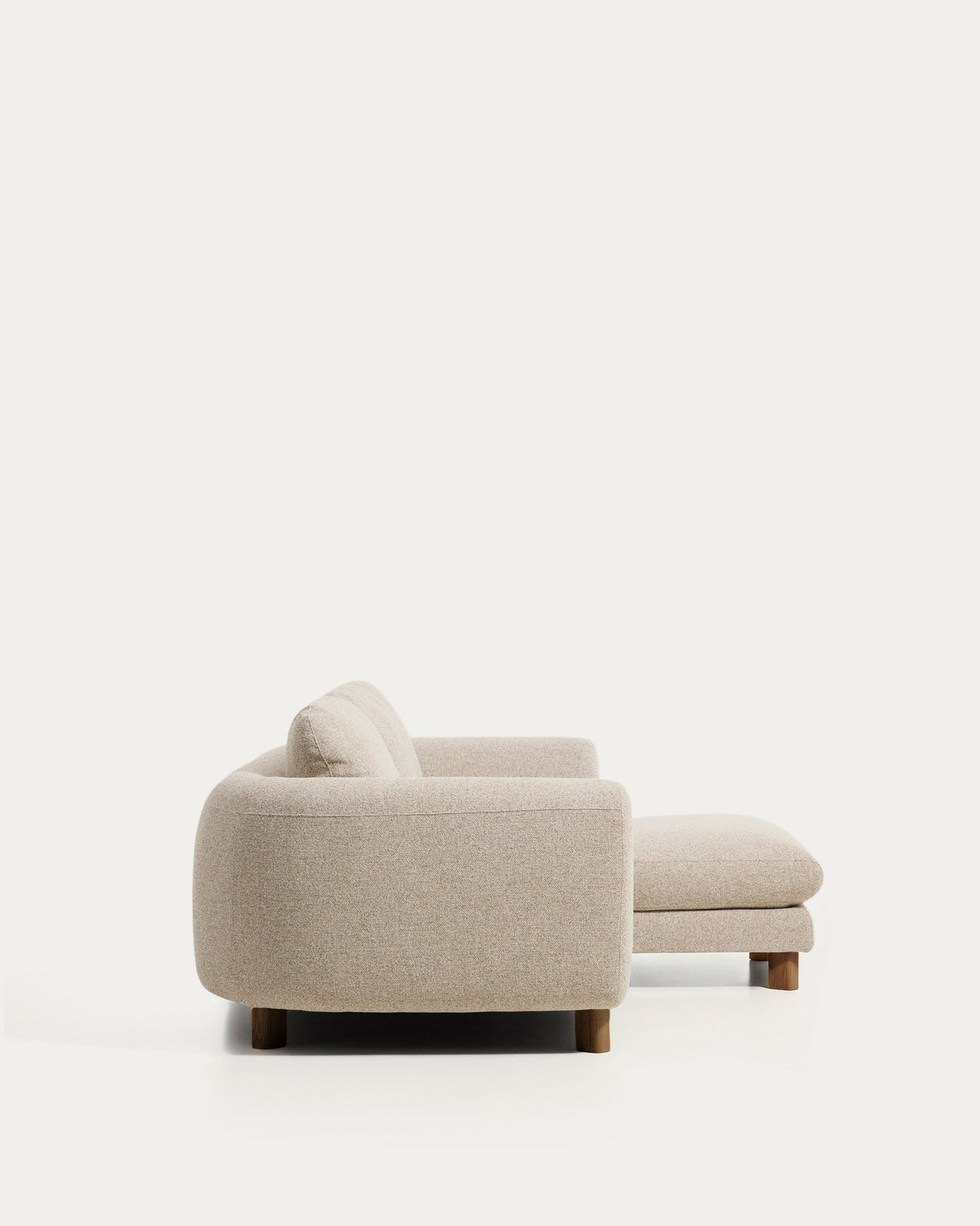 3-Sitzer Sofa Vera mit Chaiselongue rechts in Beige mit Beinen aus massivem Eschenholz mit Nussbaum-Finish, 232 cm, FSC Mix Credit in Beige präsentiert im Onlineshop von KAQTU Design AG. 3er Sofa ist von Kave Home