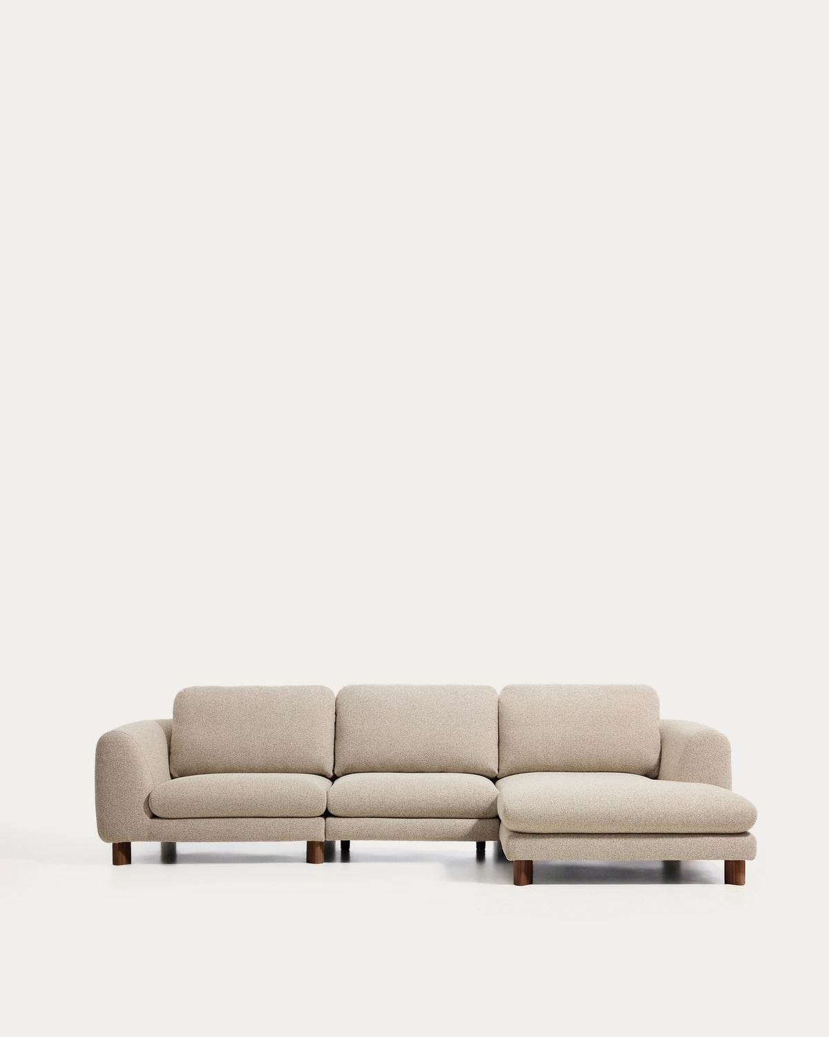 Beiges 4-Sitzer Sofa Vera mit Chaiselongue rechts, gepolsterten Armlehnen und sichtbaren Beinen aus massivem Eschenholz mit Nussbaum-Finish.