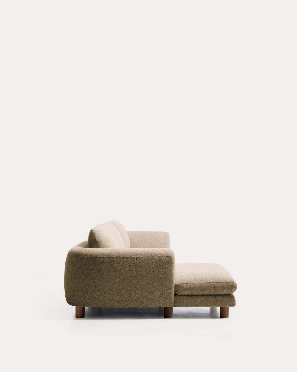 4-Sitzer Sofa Vera von Kave Home in Hellbraun mit Chaiselongue links, gepolstert, Beine aus massivem Eschenholz mit Nussbaum-Finish.
