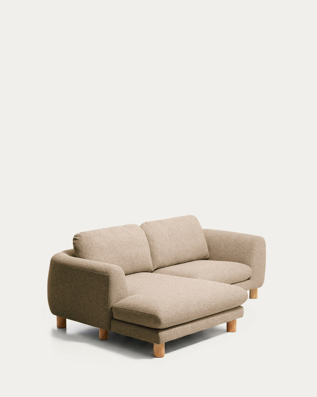 3-Sitzer Sofa Vera in Hellbraun mit Chaiselongue links, gepolsterter Sitzfläche und sichtbaren Beinen aus massivem Eschenholz mit natürlichem Finish.