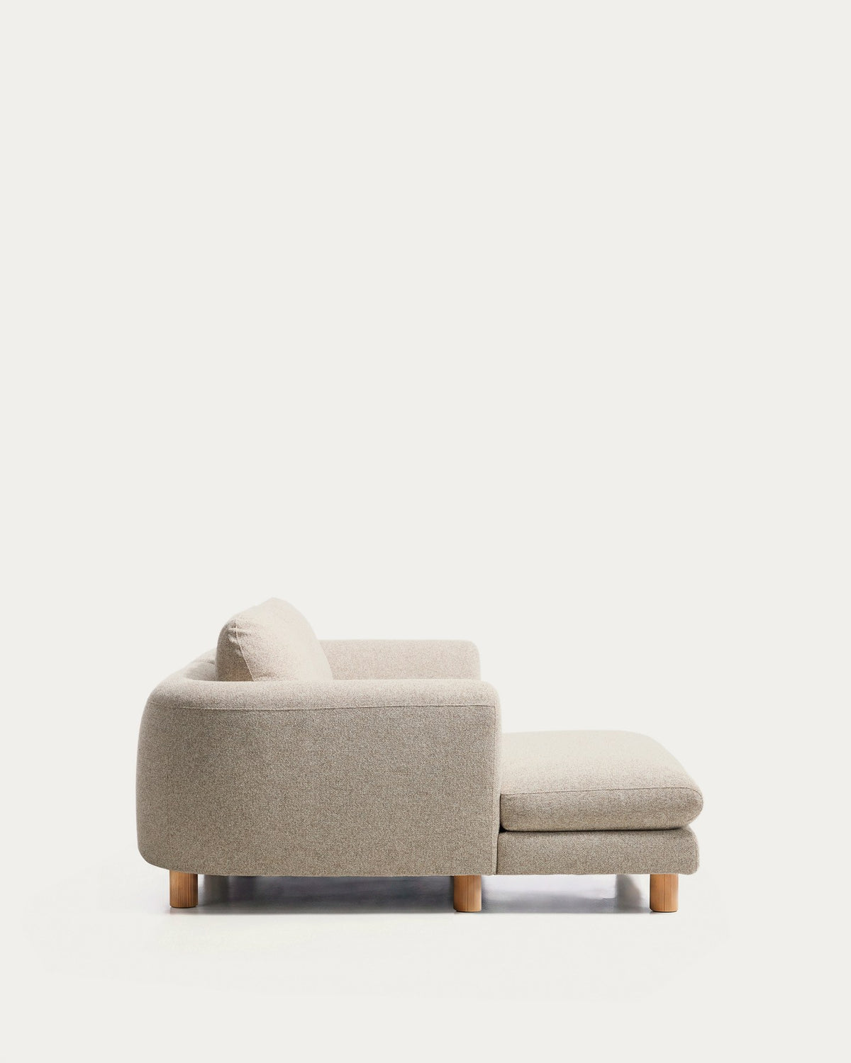 Beiges 3-Sitzer Sofa Vera mit Chaiselongue links, Bezug aus Gewebe, Beine aus massivem Eschenholz mit natürlichem Finish, Armlehnen und Rückenkissen.