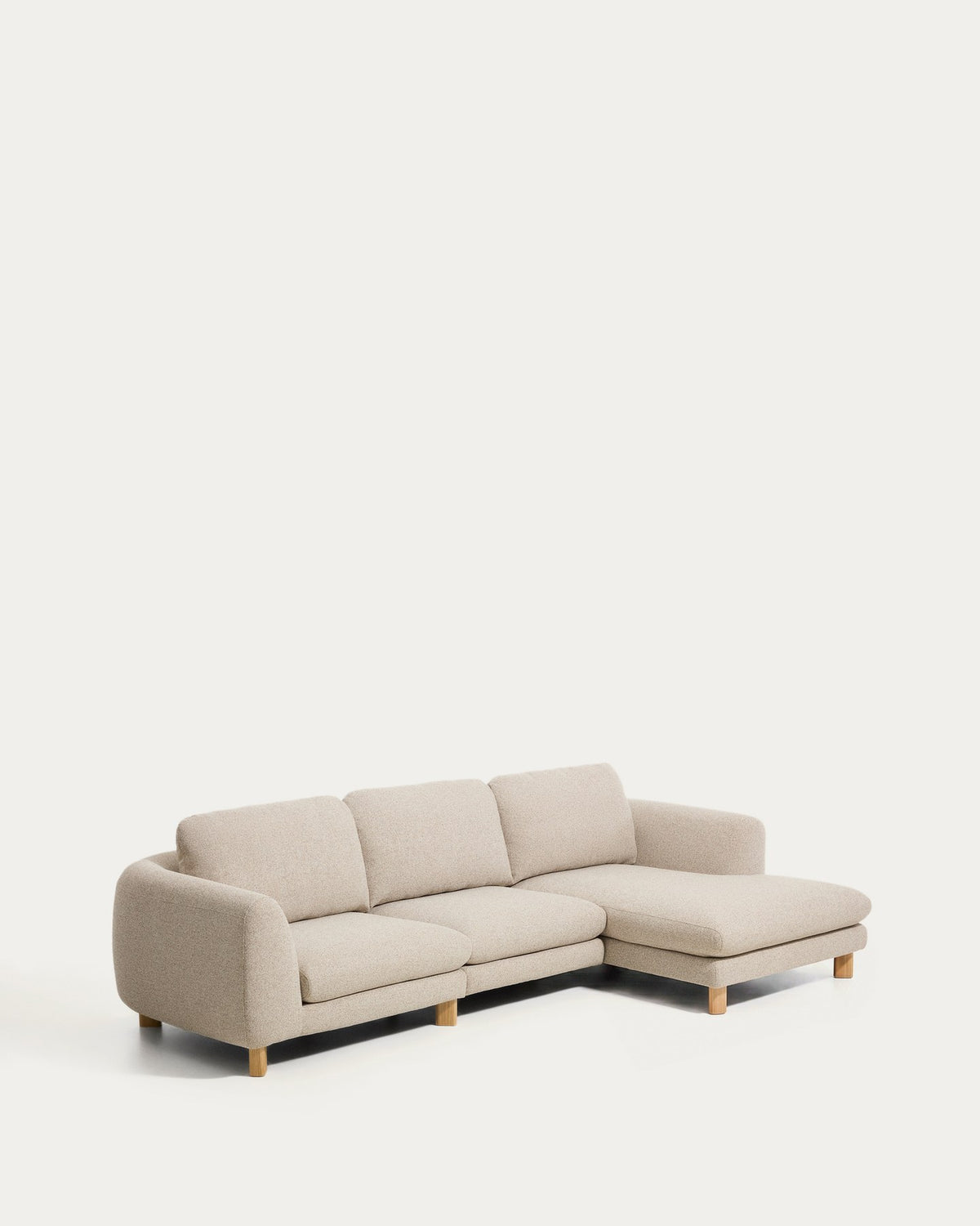 4-Sitzer Sofa Vera in Beige mit Chaiselongue rechts, sichtbaren Beinen aus massivem Eschenholz und grob strukturiertem Bezugsstoff.