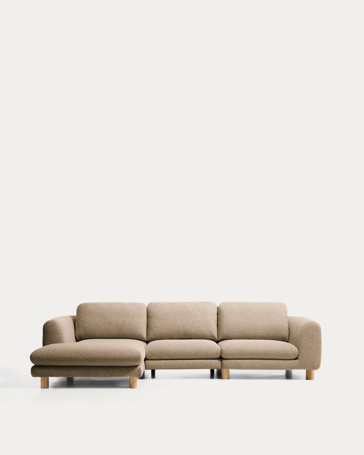 4-Sitzer Sofa Vera von Kave Home in Hellbraun mit Chaiselongue links, gepolstertem Gewebebezug und Beinen aus massivem Eschenholz.
