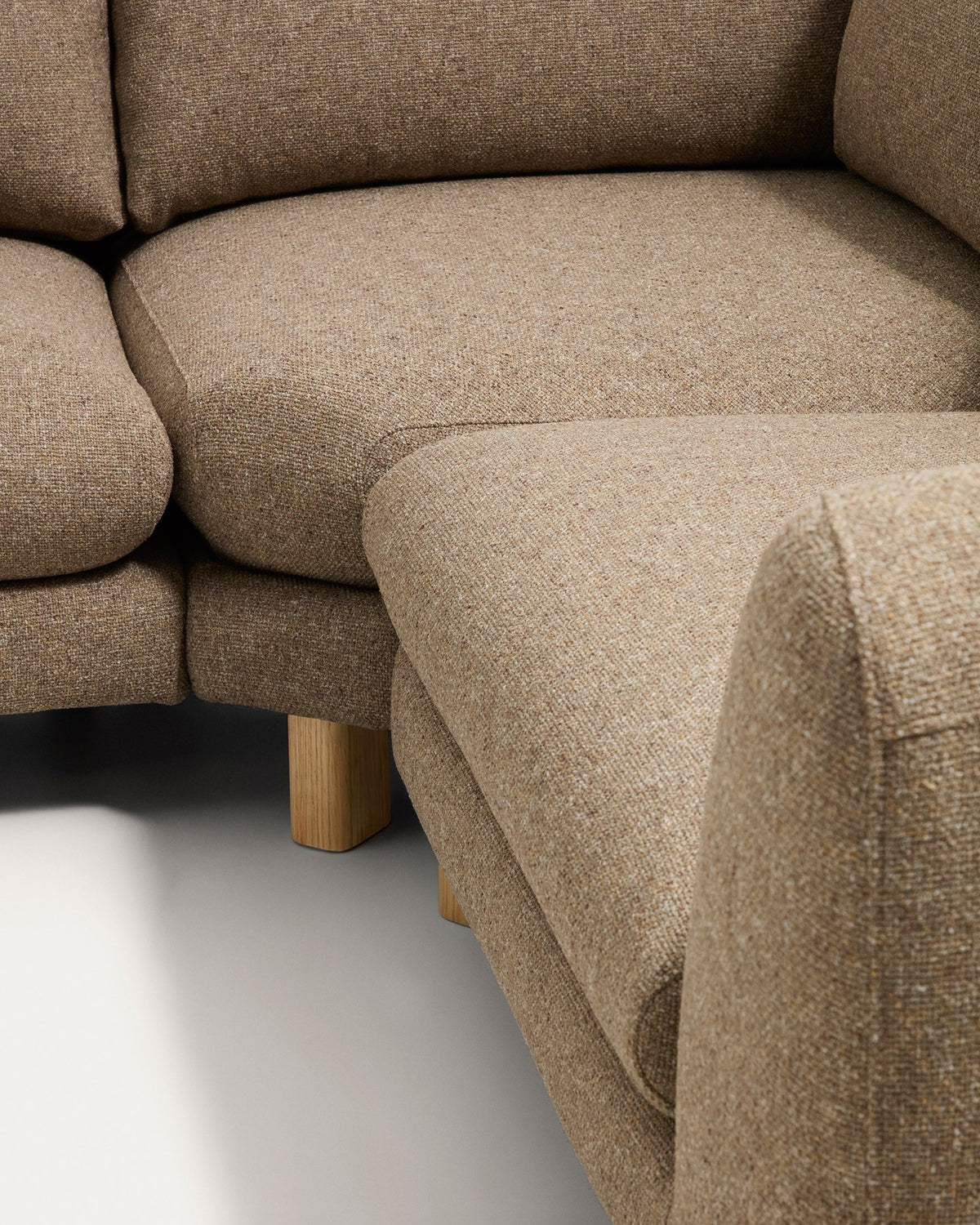 5-Sitzer Ecksofa Vera von Kave Home in Hellbraun mit gepolsterten Sitzflächen und sichtbaren Beinen aus massivem Eschenholz mit natürlichem Finish.