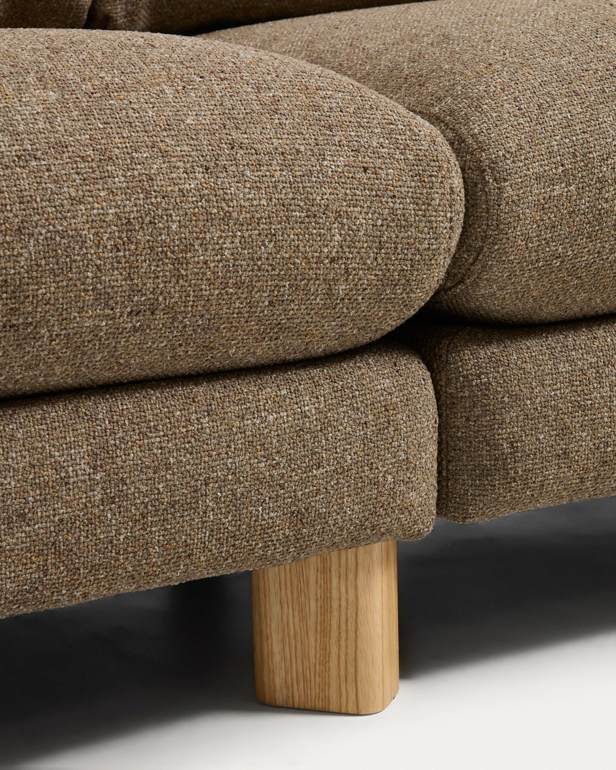 5-Sitzer Ecksofa Vera von Kave Home in Hellbraun mit gepolsterten Sitzflächen und sichtbaren Beinen aus massivem Eschenholz mit natürlichem Finish.