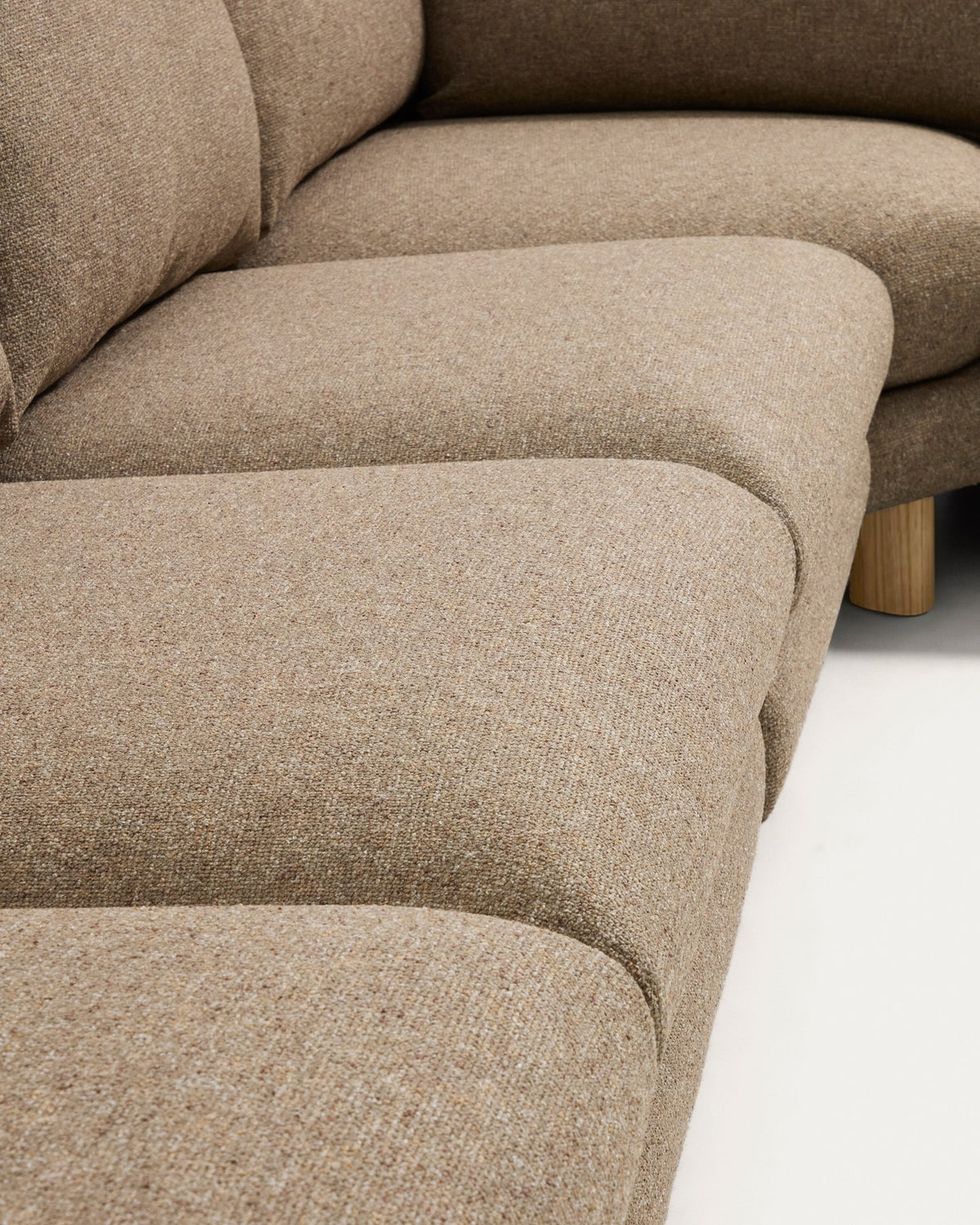 5-Sitzer Ecksofa Vera von Kave Home in Hellbraun mit gepolsterten Sitzflächen und sichtbaren Beinen aus massivem Eschenholz mit natürlichem Finish.