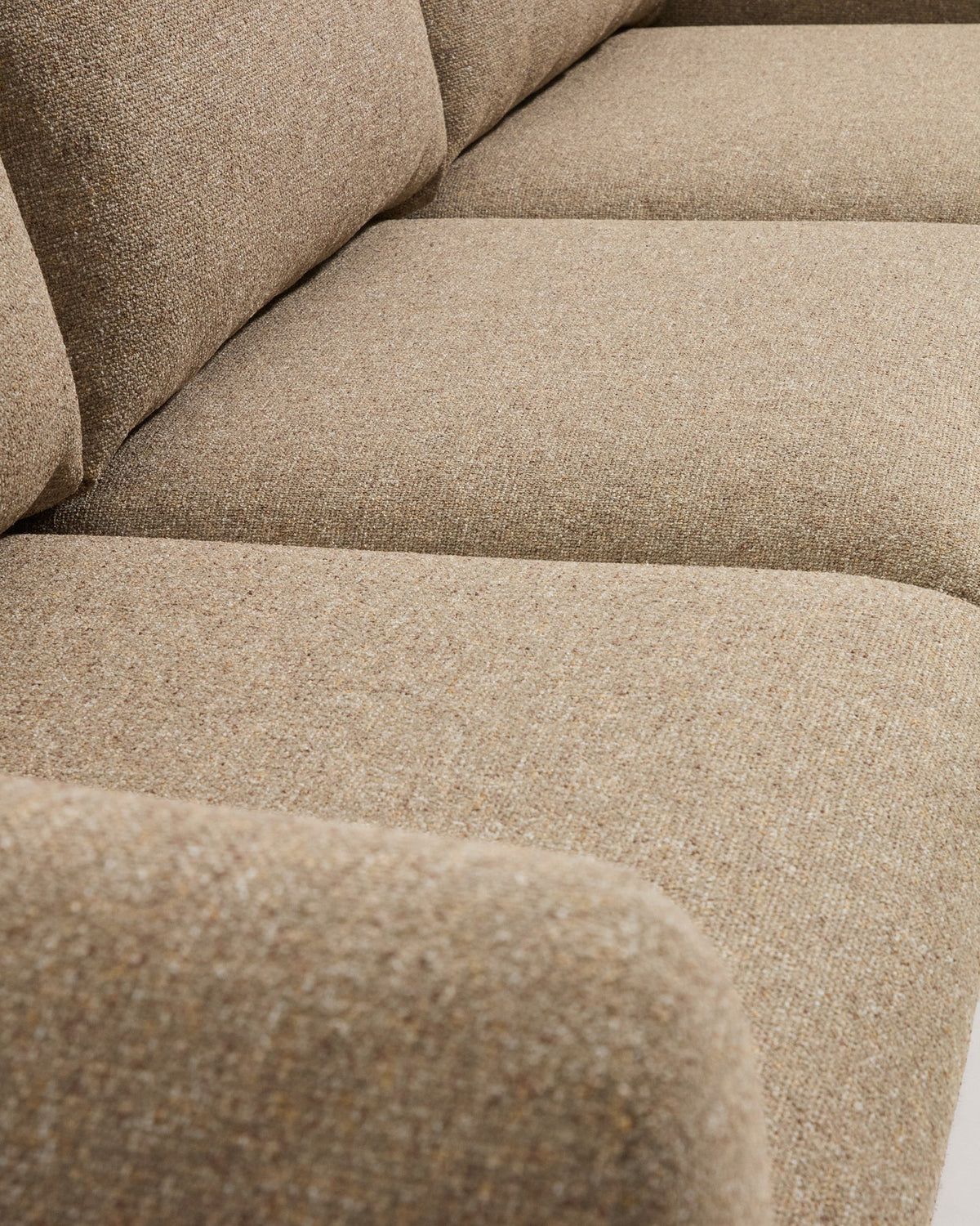 4-Sitzer Sofa Vera in Hellbraun mit gepolsterten Armlehnen und sichtbaren Beinen aus massivem Eschenholz mit Nussbaum-Finish.