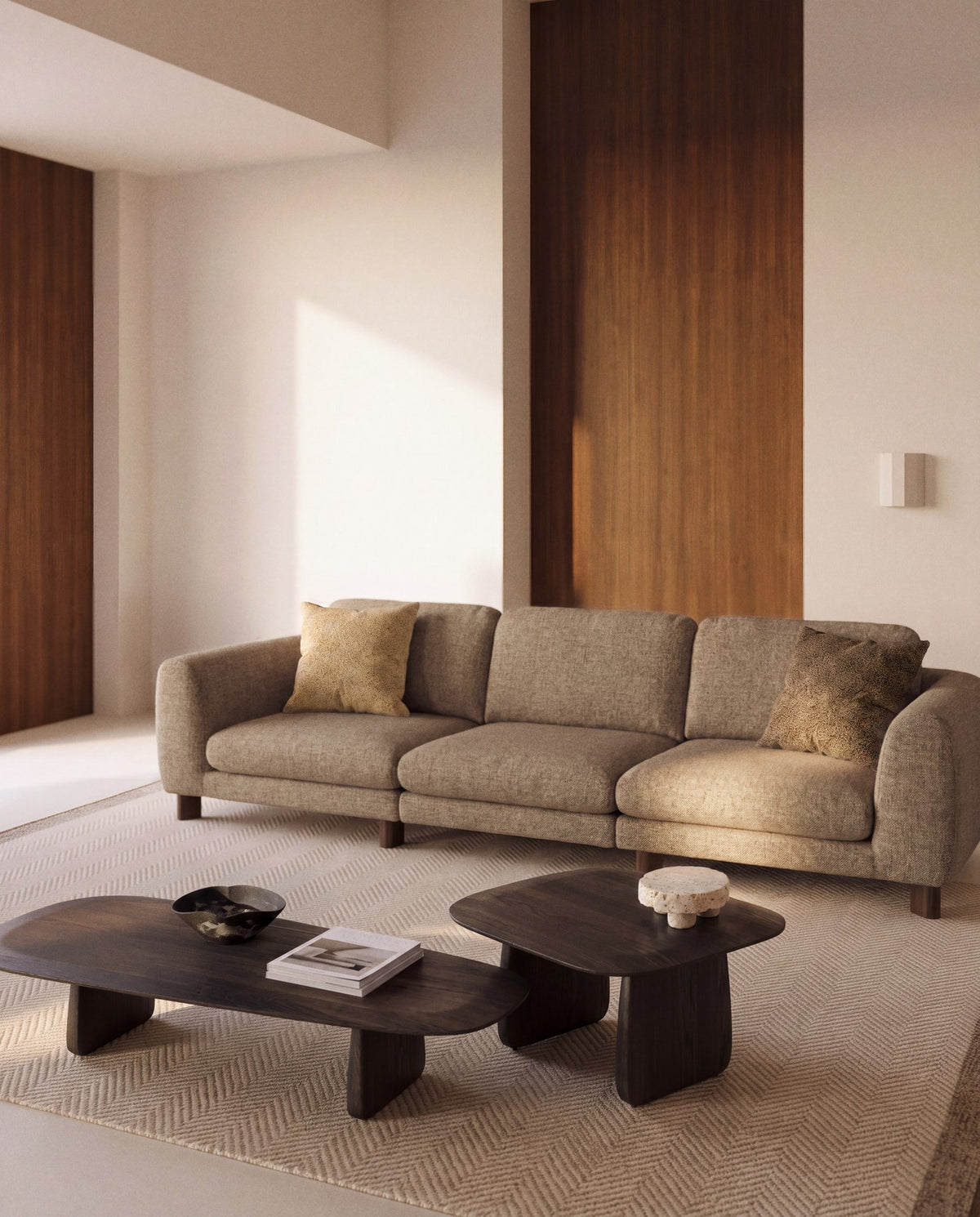 4-Sitzer Sofa Vera in Hellbraun mit gepolsterten Armlehnen und sichtbaren Beinen aus massivem Eschenholz mit Nussbaum-Finish.
