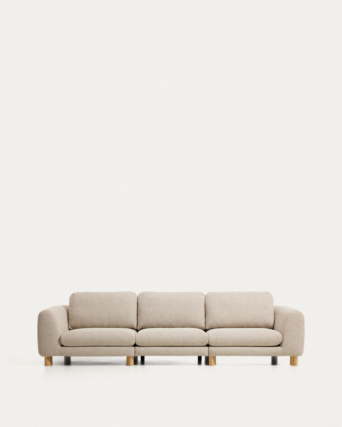 4-Sitzer Sofa Vera in Beige mit gepolsterten Armlehnen, durchgehender Rückenlehne und sichtbaren Beinen aus massivem Eschenholz.