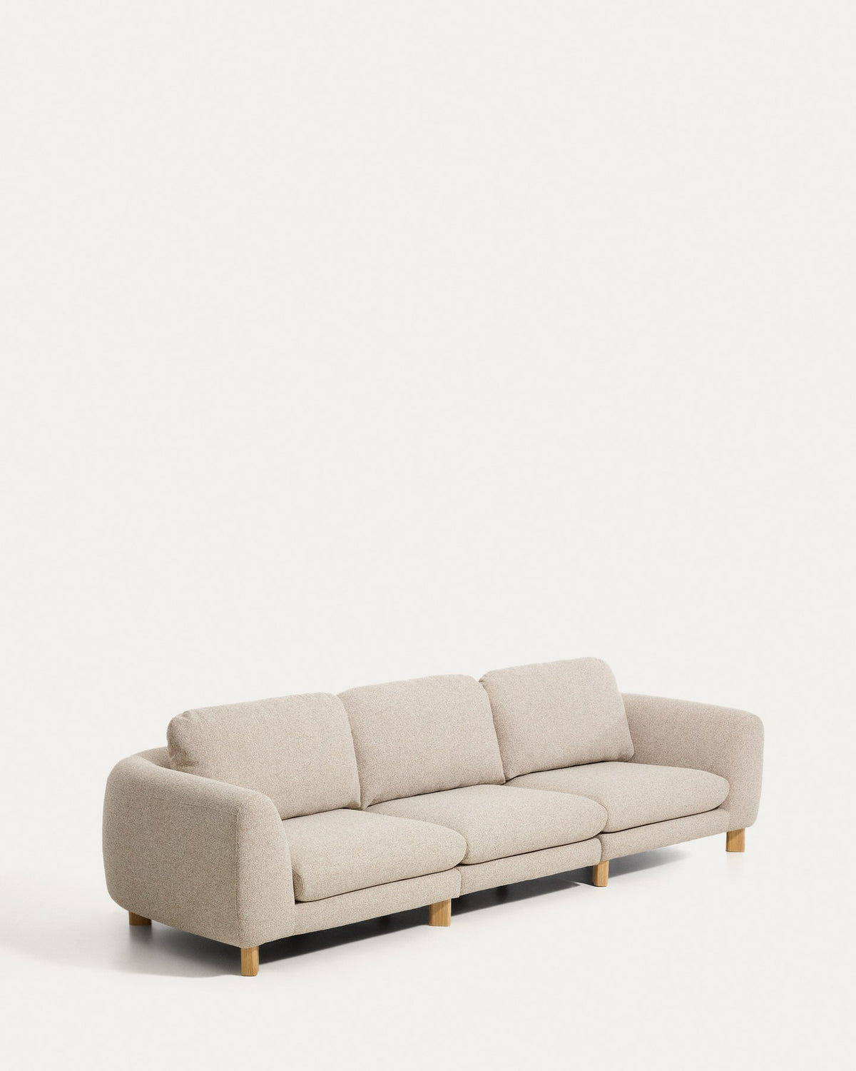 4-Sitzer Sofa Vera in Beige mit gepolsterten Armlehnen, durchgehender Rückenlehne und sichtbaren Beinen aus massivem Eschenholz.