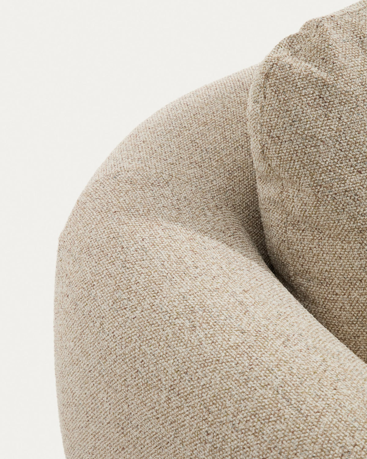 4-Sitzer Sofa Vera in Beige mit gepolsterten Armlehnen, durchgehender Rückenlehne und sichtbaren Beinen aus massivem Eschenholz.