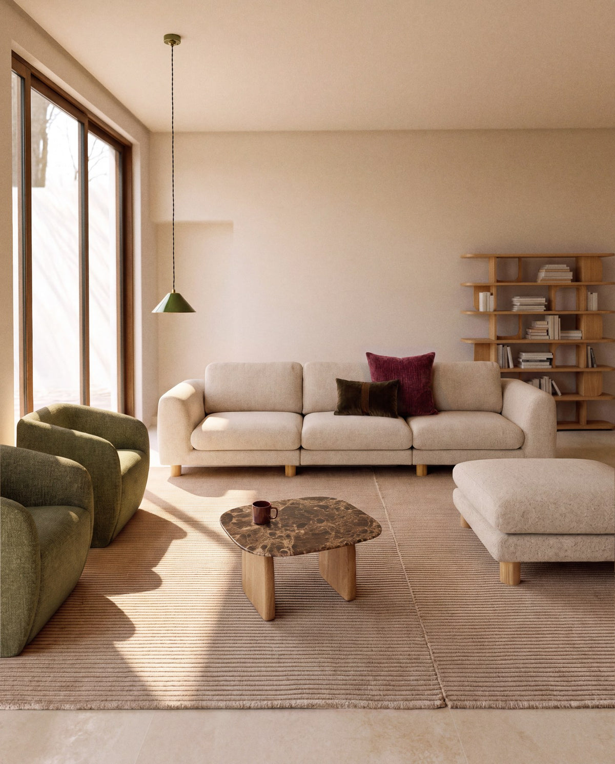 4-Sitzer Sofa Vera in Beige mit gepolsterten Armlehnen, durchgehender Rückenlehne und sichtbaren Beinen aus massivem Eschenholz.