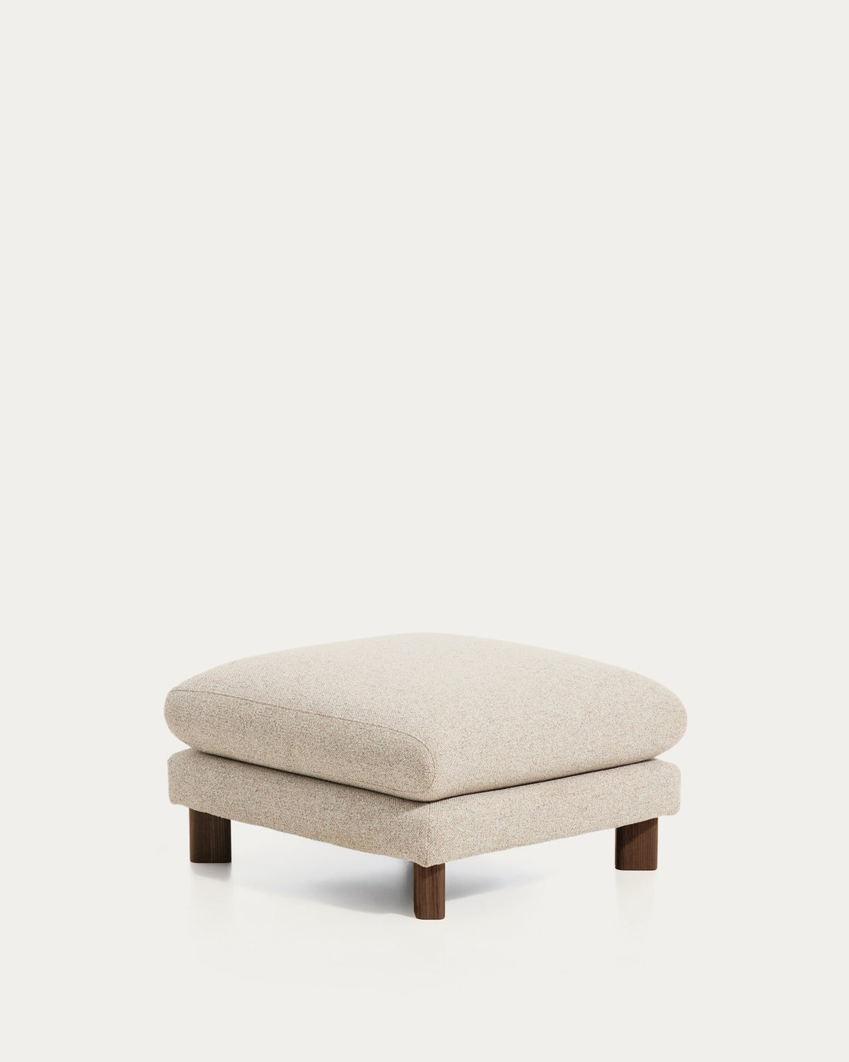 Beiges Pouf Fussablage Vera mit gepolsterter Sitzfläche und Beinen aus massivem Eschenholz mit dunkelbraunem Nussbaum-Finish
