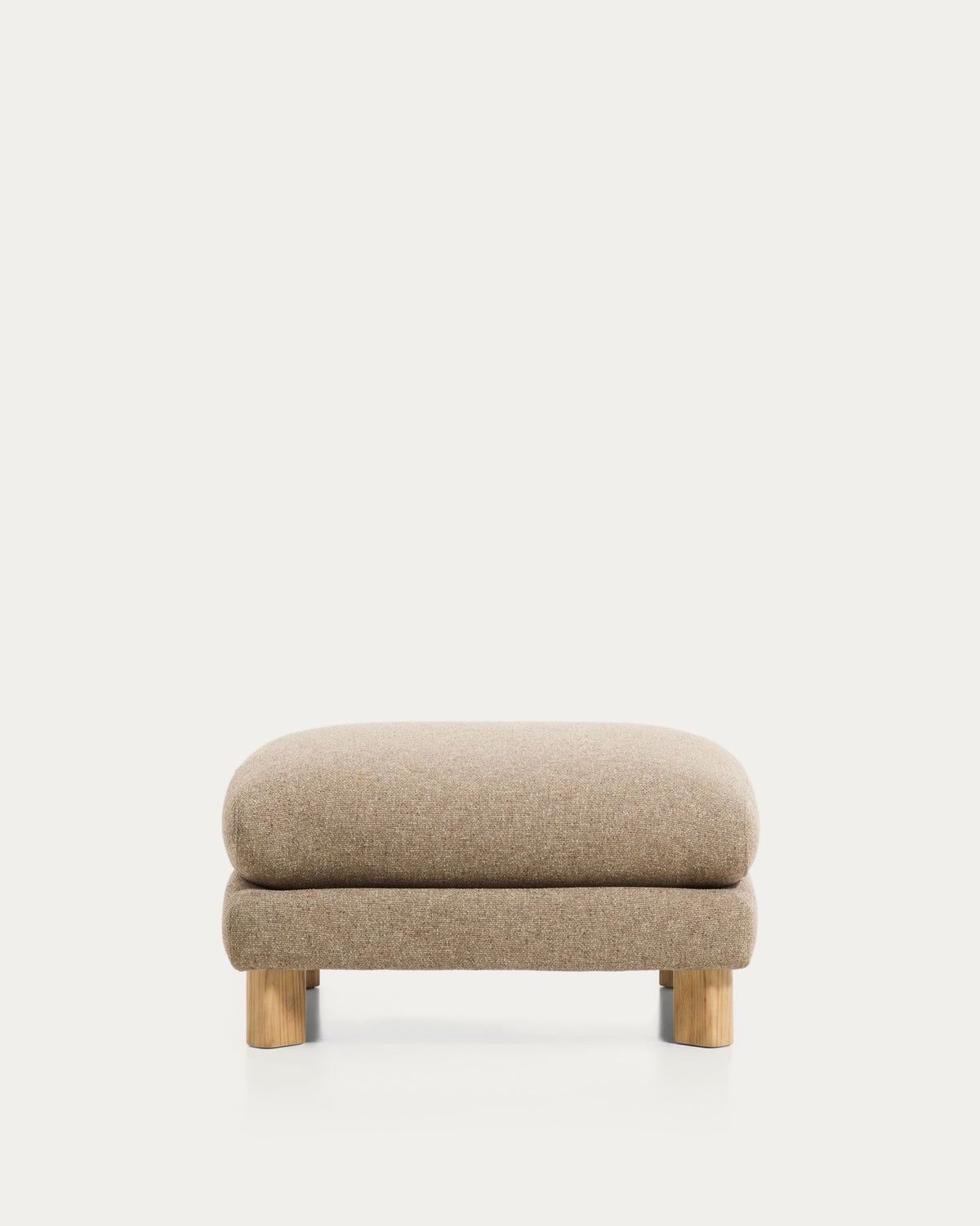 Fussablage Vera in Hellbraun mit gepolstertem Sitz und sichtbaren Beinen aus massivem Eschenholz, quadratische Form, Pouf von Kave Home.