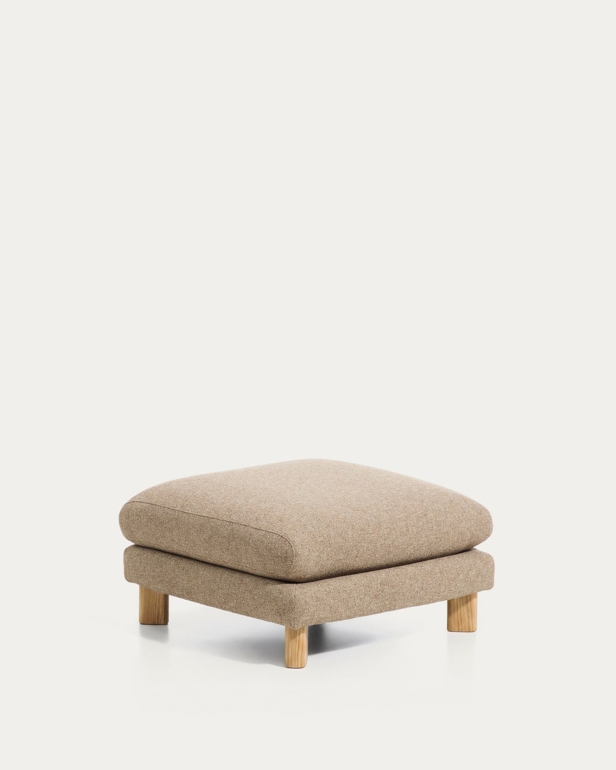 Fussablage Vera in Hellbraun mit gepolstertem Sitz und sichtbaren Beinen aus massivem Eschenholz, quadratische Form, Pouf von Kave Home.
