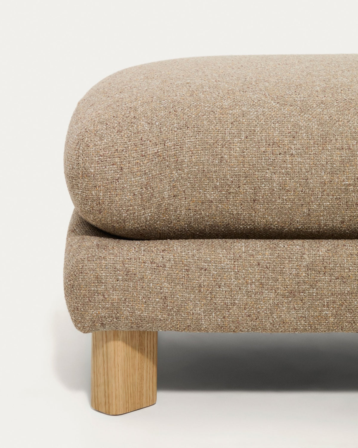 Fussablage Vera in Hellbraun mit gepolstertem Sitz und sichtbaren Beinen aus massivem Eschenholz, quadratische Form, Pouf von Kave Home.