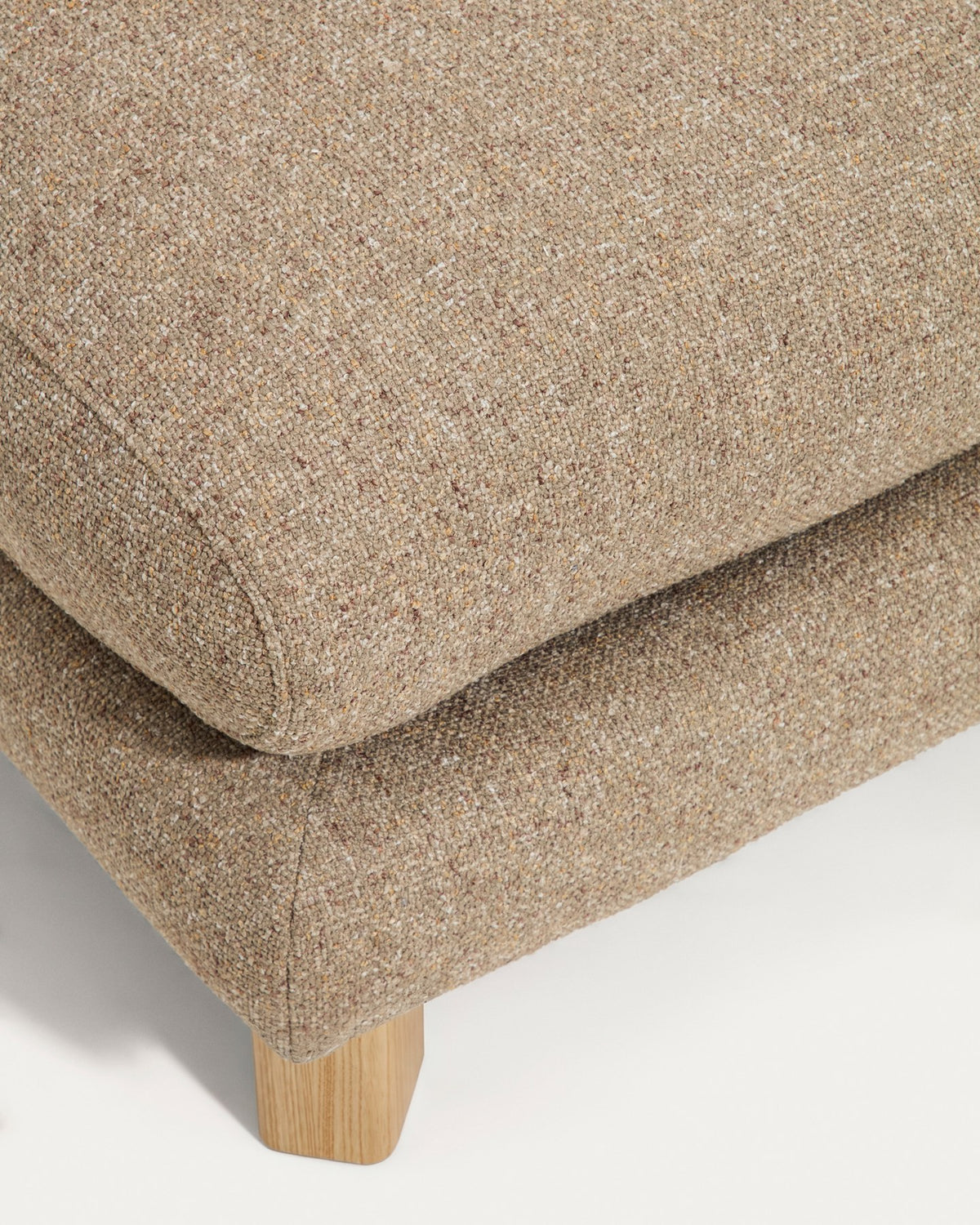 Fussablage Vera in Hellbraun mit gepolstertem Sitz und sichtbaren Beinen aus massivem Eschenholz, quadratische Form, Pouf von Kave Home.
