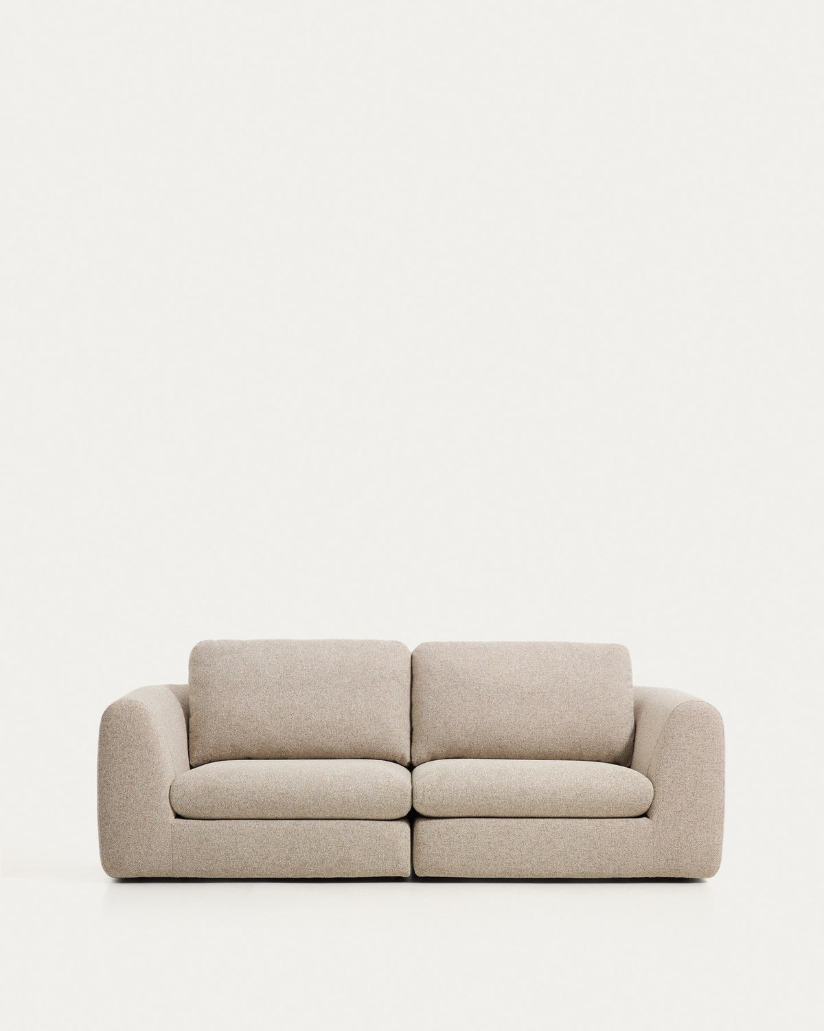 3-Sitzer Sofa Vera in Beige von Kave Home mit texturierter Stoffpolsterung, abgerundeten Armlehnen und niedrigem Holzgestell, 230 cm breit.