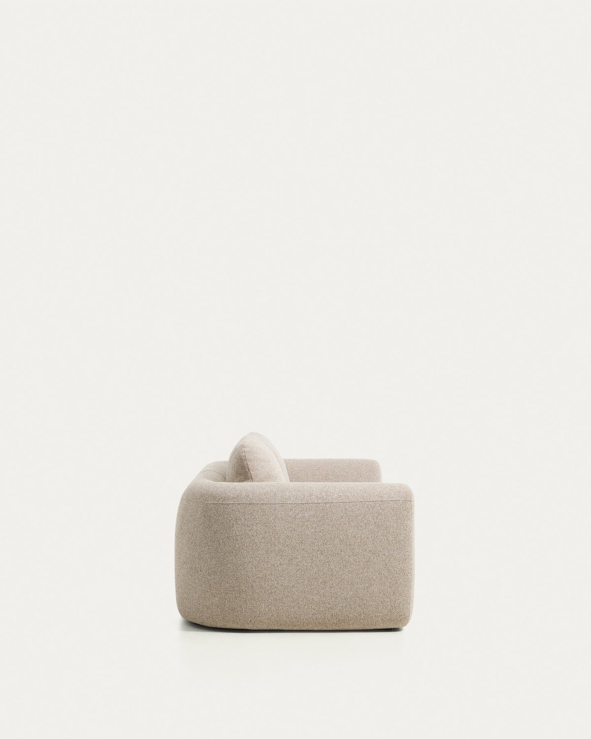 3-Sitzer Sofa Vera in Beige von Kave Home mit texturierter Stoffpolsterung, abgerundeten Armlehnen und niedrigem Holzgestell, 230 cm breit.