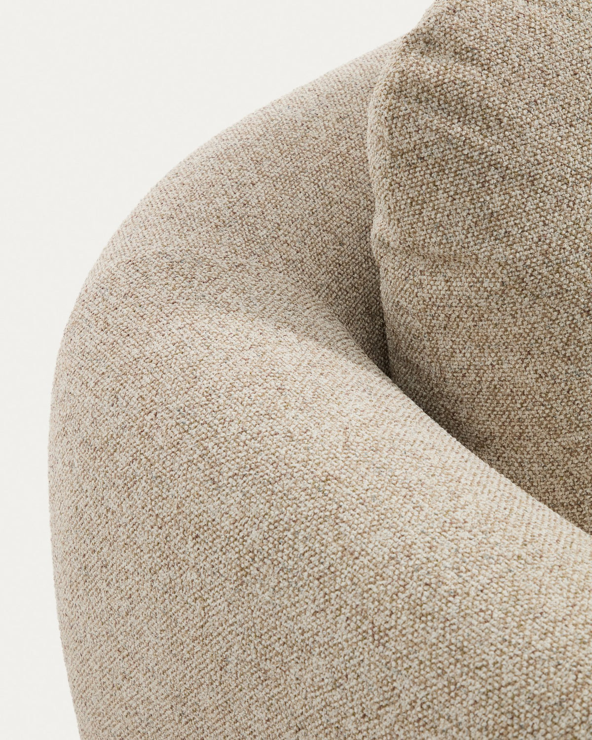 3-Sitzer Sofa Vera in Beige von Kave Home mit texturierter Stoffpolsterung, abgerundeten Armlehnen und niedrigem Holzgestell, 230 cm breit.