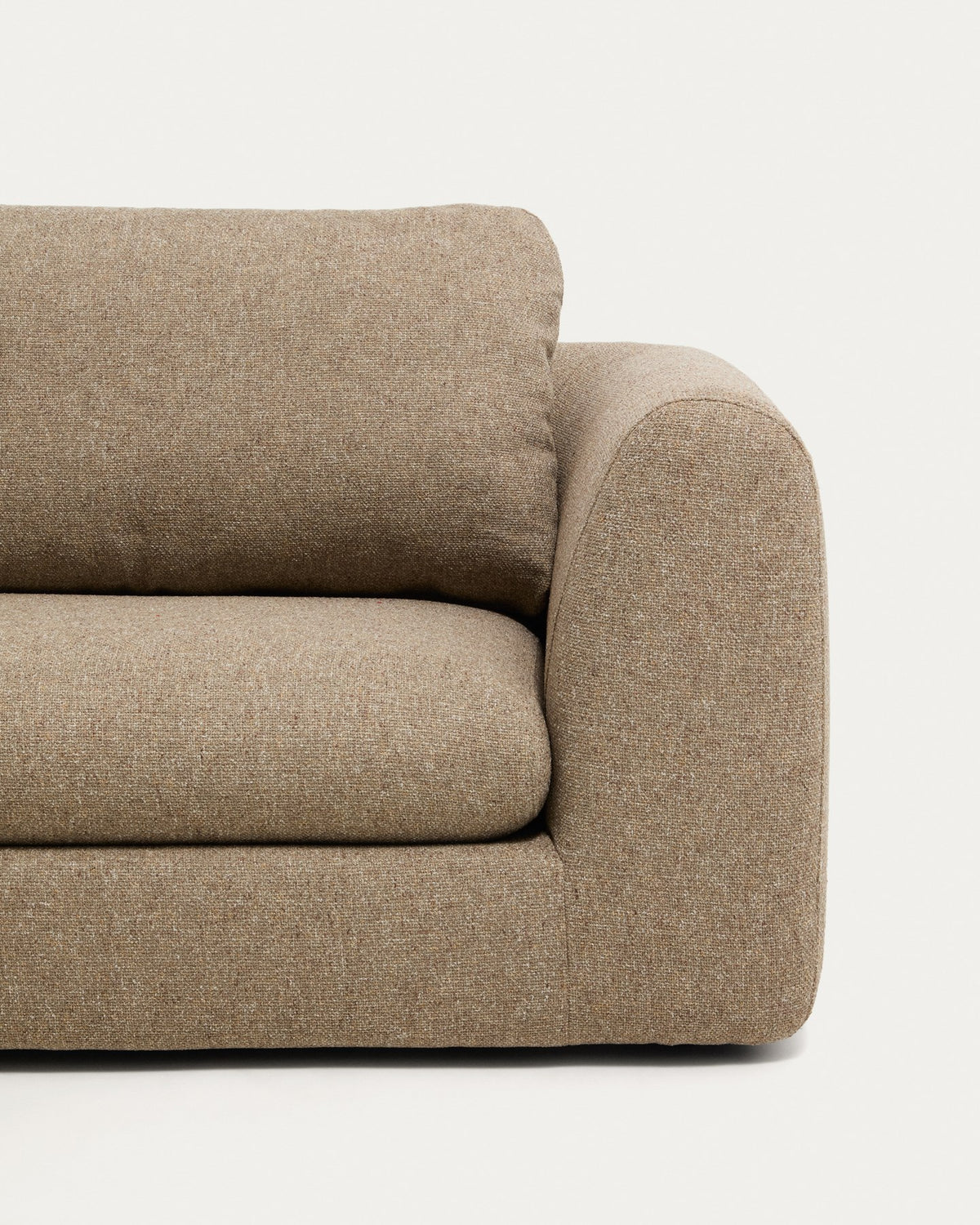 Hellbraunes 3-Sitzer Sofa Vera mit Chaiselongue links, gepolstert mit strukturiertem Stoff, abgerundeten Armlehnen und niedrigem Gestell.
