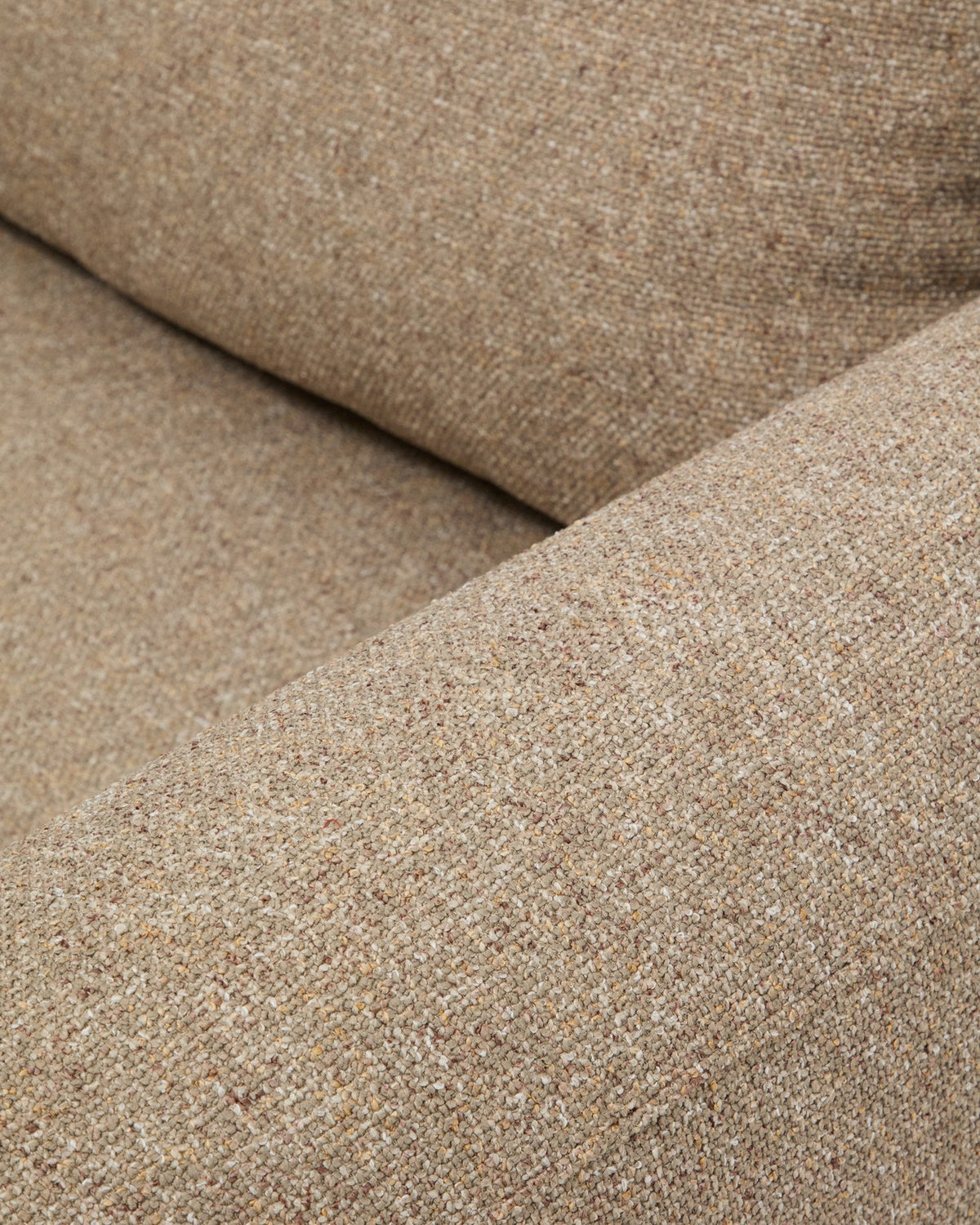 Hellbraunes 3-Sitzer Sofa Vera mit Chaiselongue links, gepolstert mit strukturiertem Stoff, abgerundeten Armlehnen und niedrigem Gestell.