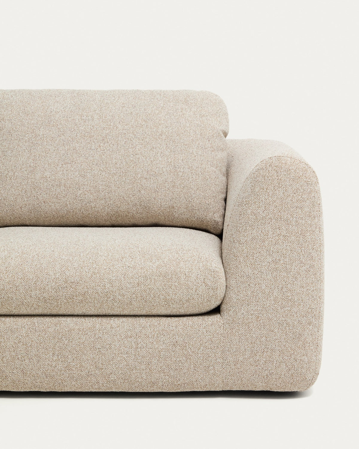 3-Sitzer Sofa Vera in Beige mit Chaiselongue links, gepolstertem Gewebebezug, schwarzen Polypropylen-Beinen und runden Armlehnen von Kave Home