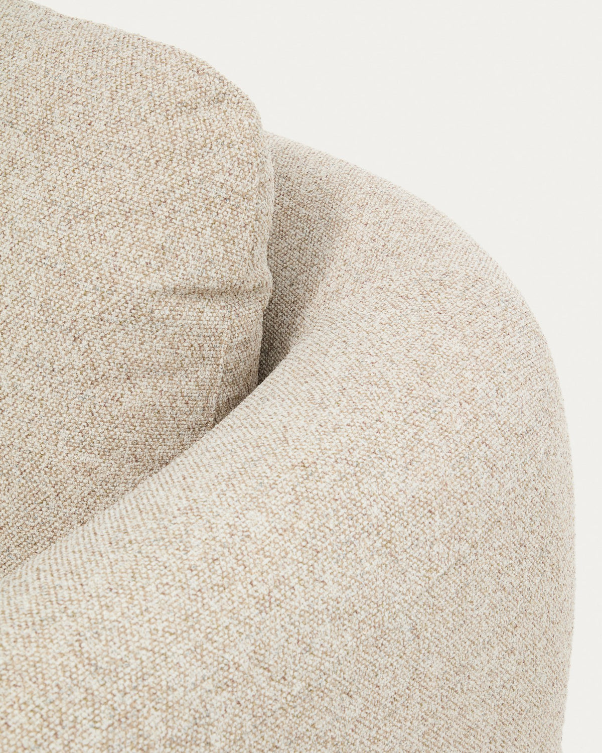 3-Sitzer Sofa Vera in Beige mit Chaiselongue links, gepolstertem Gewebebezug, schwarzen Polypropylen-Beinen und runden Armlehnen von Kave Home