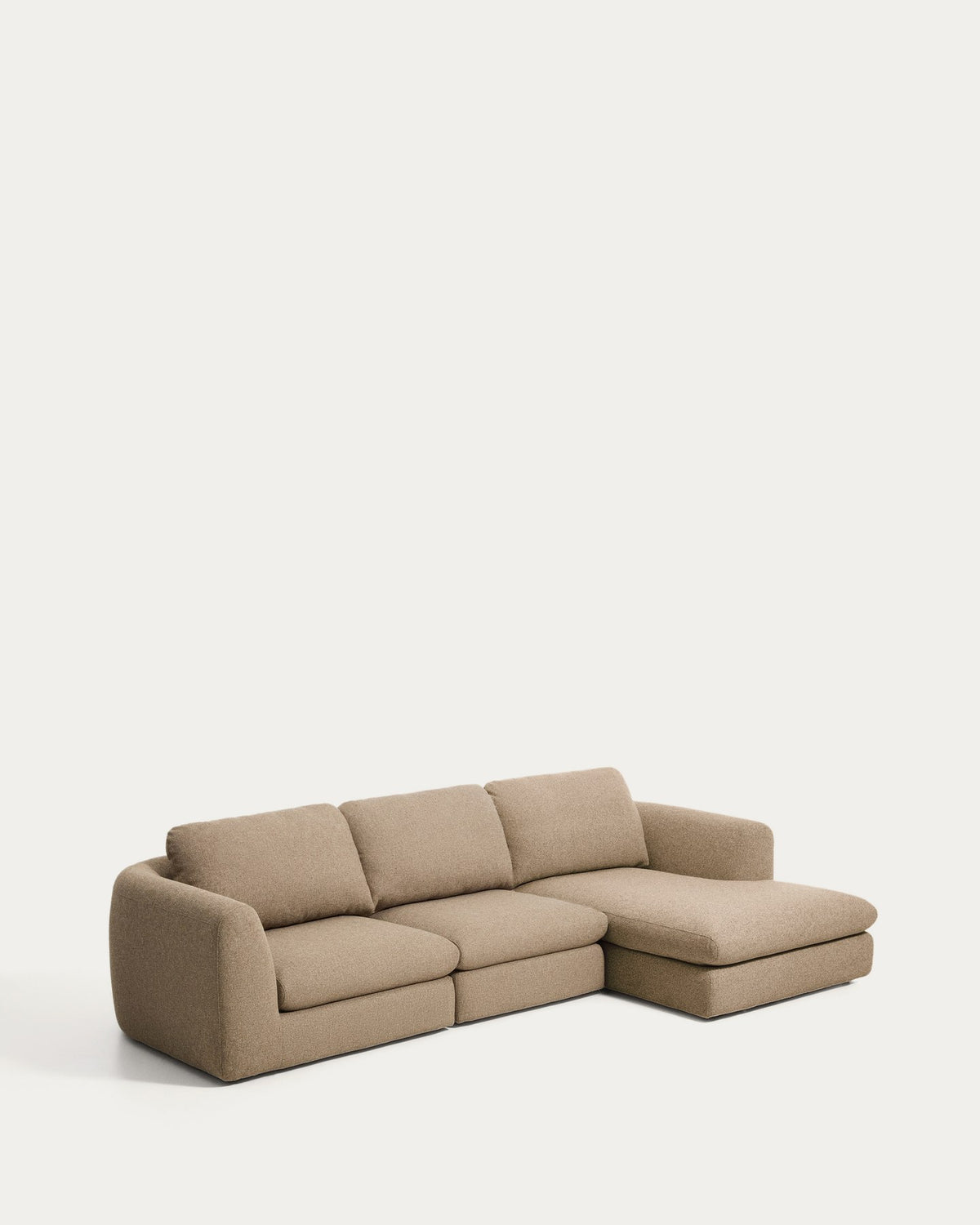 Hellbraunes 4-Sitzer Sofa Vera mit Chaiselongue rechts, gepolstert mit strukturiertem Gewebe, Beine aus Polypropylen, Masse 322x176x87 cm.