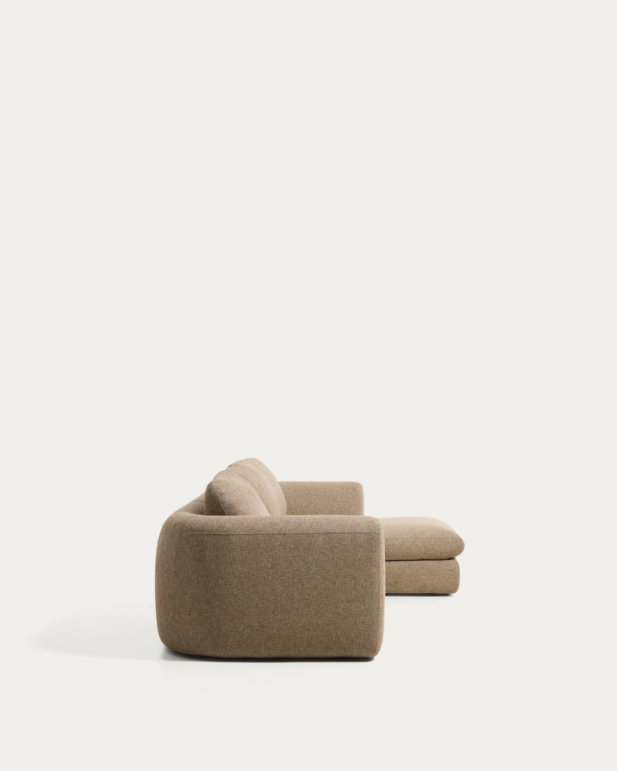 Hellbraunes 4-Sitzer Sofa Vera mit Chaiselongue rechts, gepolstert mit strukturiertem Gewebe, Beine aus Polypropylen, Masse 322x176x87 cm.