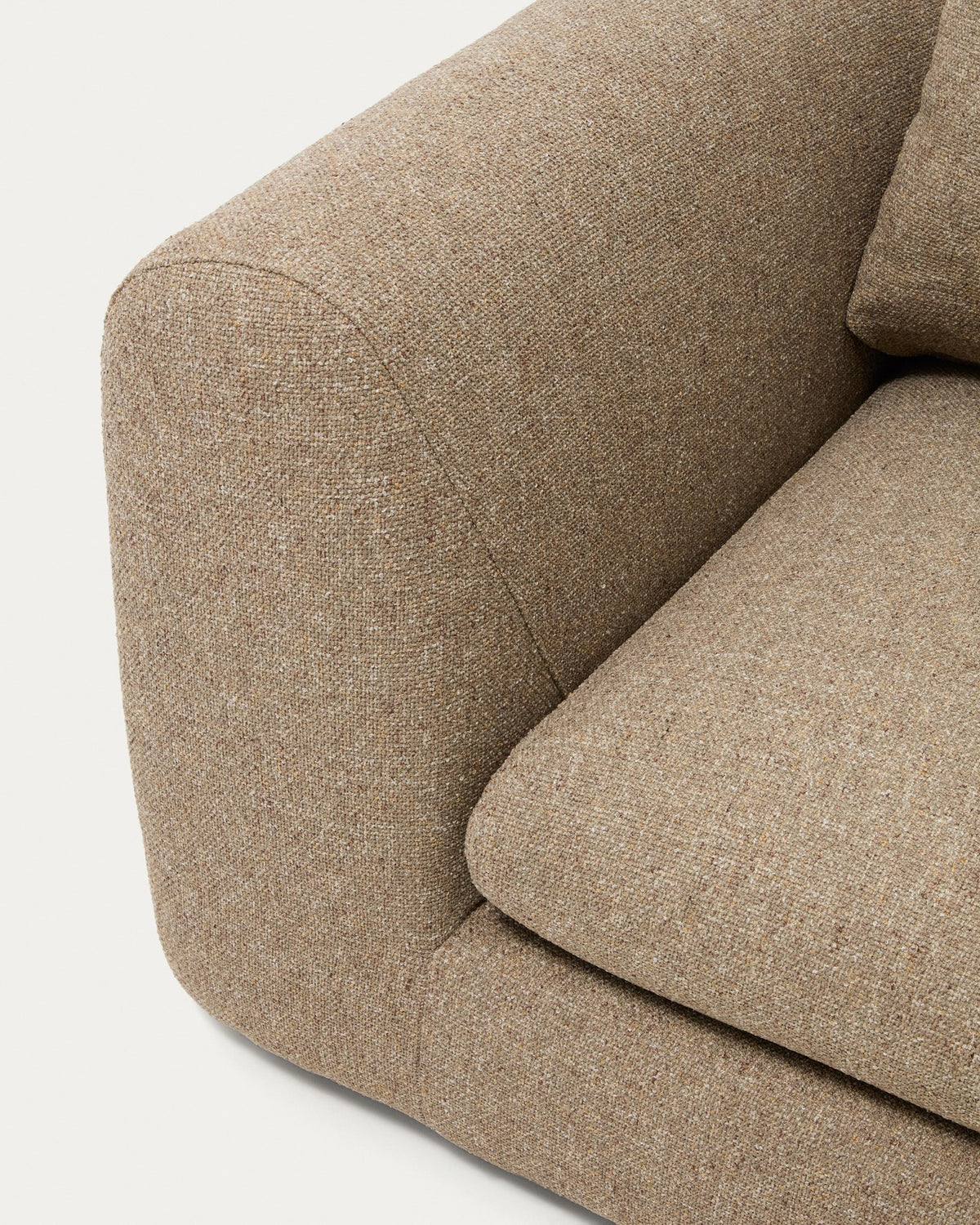 Hellbraunes 4-Sitzer Sofa Vera mit Chaiselongue rechts, gepolstert mit strukturiertem Gewebe, Beine aus Polypropylen, Masse 322x176x87 cm.