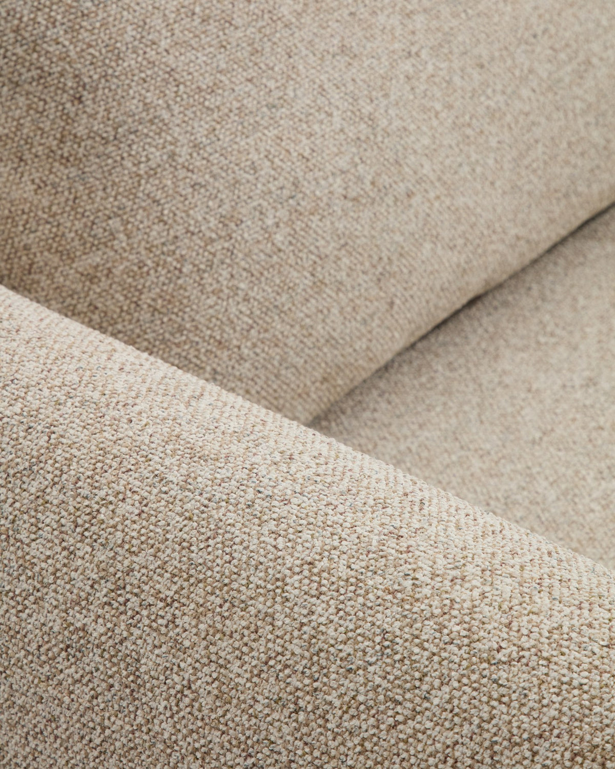 Beiges 4-Sitzer Sofa Vera mit Chaiselongue rechts, gepolstert mit strukturiertem Stoff und schwarzen Beinen aus Polypropylen.