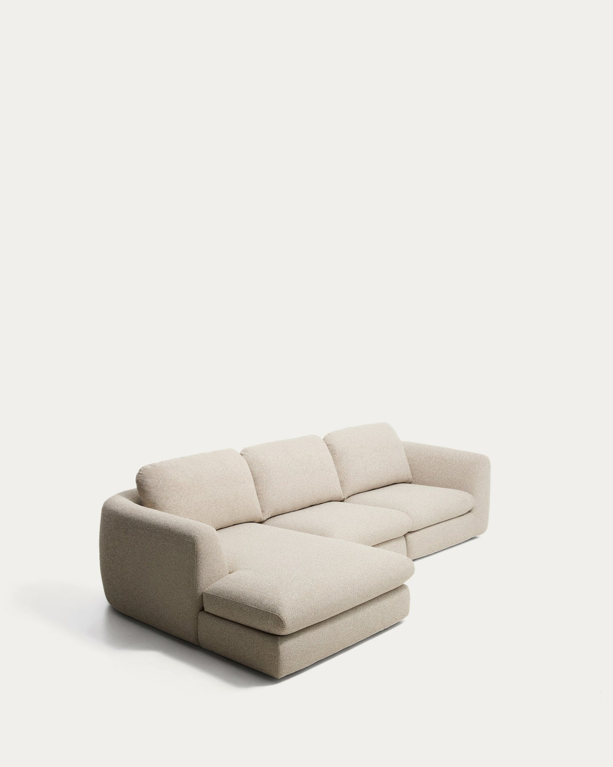Beigefarbenes 4-Sitzer Sofa Vera mit Chaiselongue links, gepolstert mit strukturiertem Gewebe, schwarze Beine aus Polypropylen, 322 cm breit.
