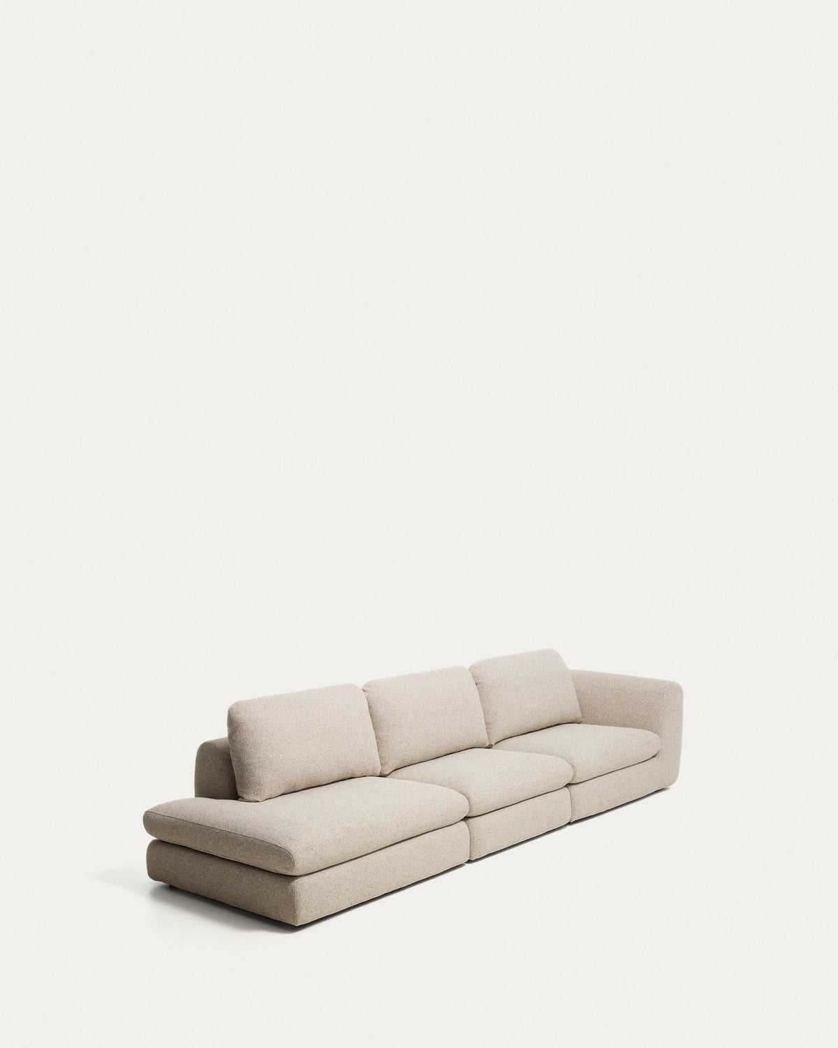 4-Sitzer Sofa Vera in Beige mit Randmodul links, gepolstert mit strukturiertem Gewebe, abgerundeten Armlehnen und schwarzen Kunststoffbeinen.