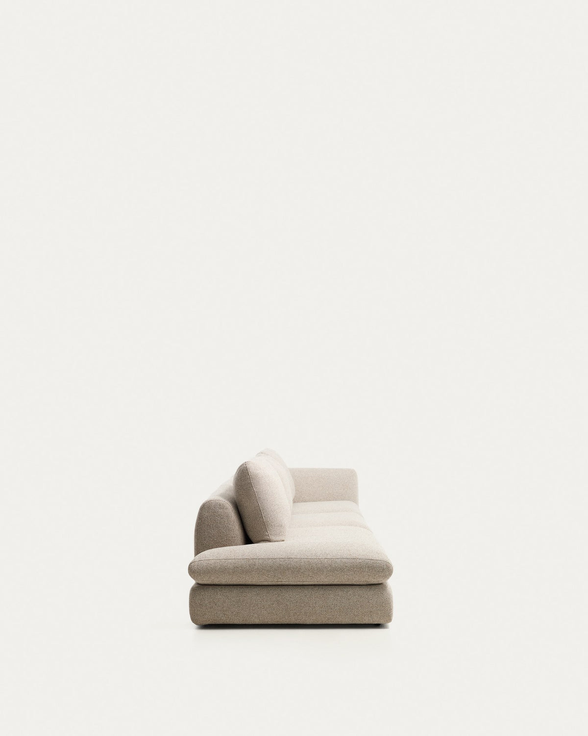 4-Sitzer Sofa Vera in Beige mit Randmodul links, gepolstert mit strukturiertem Gewebe, abgerundeten Armlehnen und schwarzen Kunststoffbeinen.