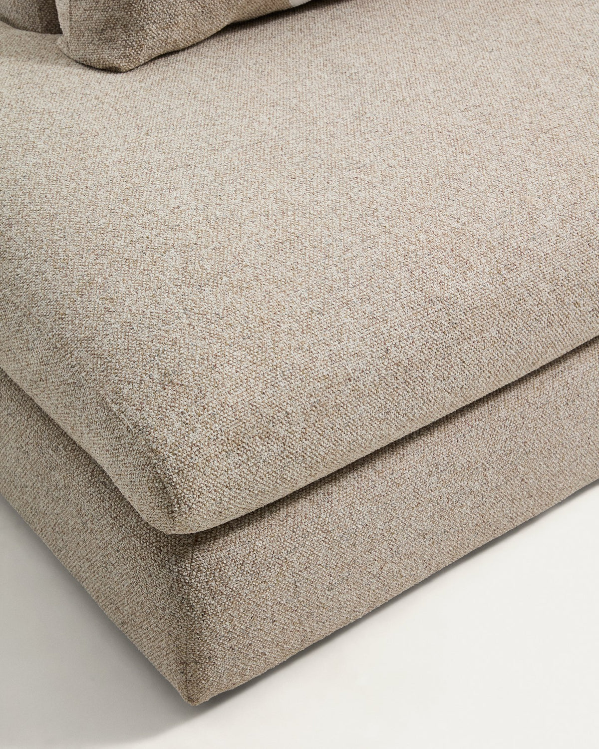 4-Sitzer Sofa Vera in Beige mit Randmodul links, gepolstert mit strukturiertem Gewebe, abgerundeten Armlehnen und schwarzen Kunststoffbeinen.