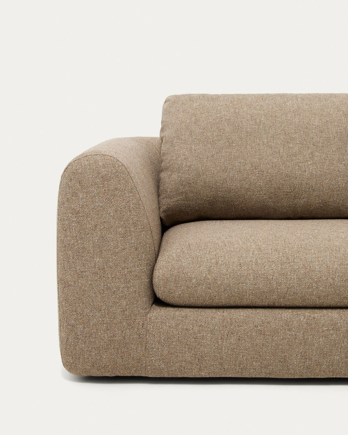 Hellbraunes 4-Sitzer Sofa Vera mit Randmodul rechts, texturierter Gewebebezug, abgerundete Armlehnen und niedriges Gestell auf Beinen.