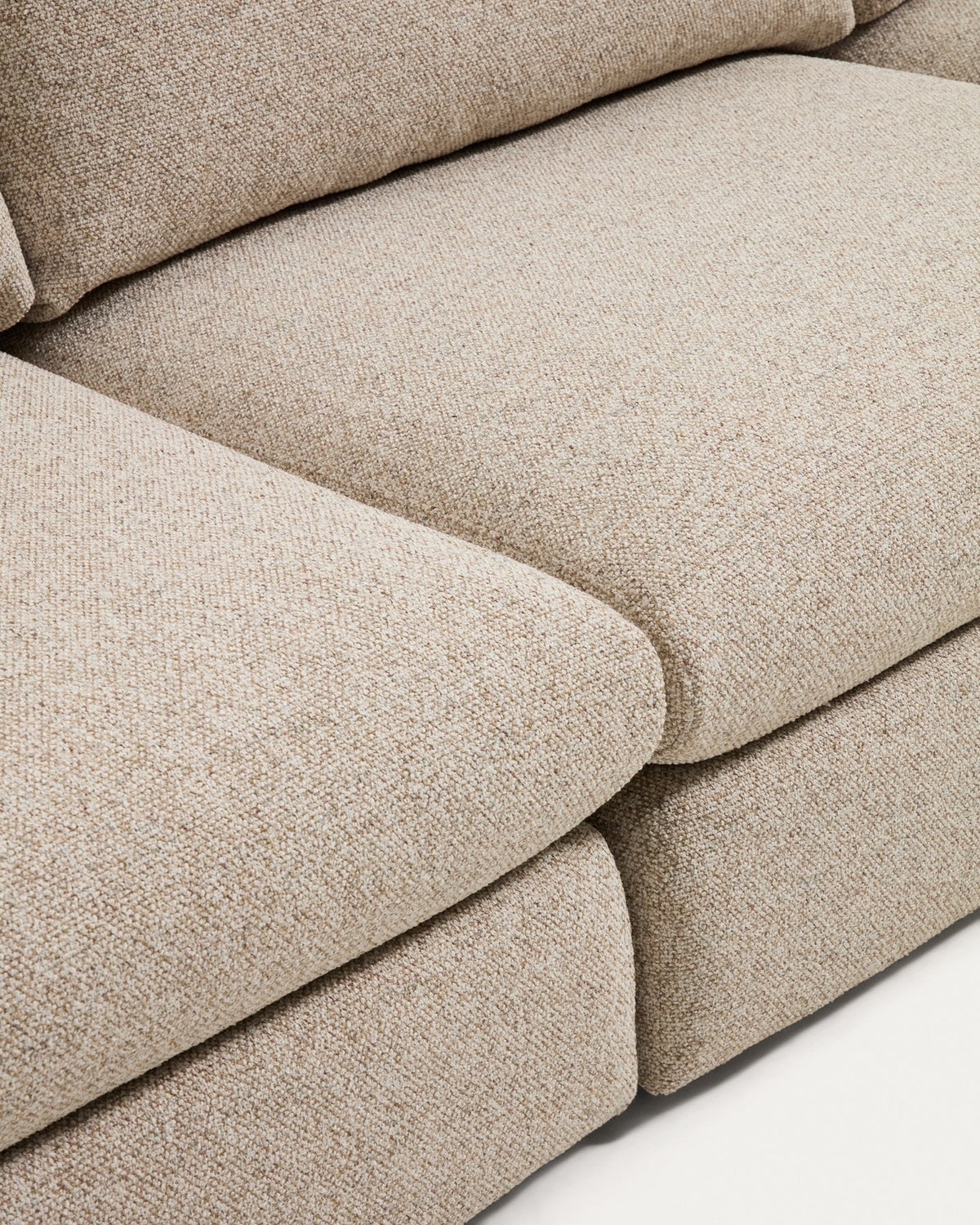 Beiges Sofa Vera mit vier Sitzplätzen und Randmodul rechts, gepolstert mit strukturiertem Gewebe, schwarzen Kunststoffbeinen und niedrigem Gestell.