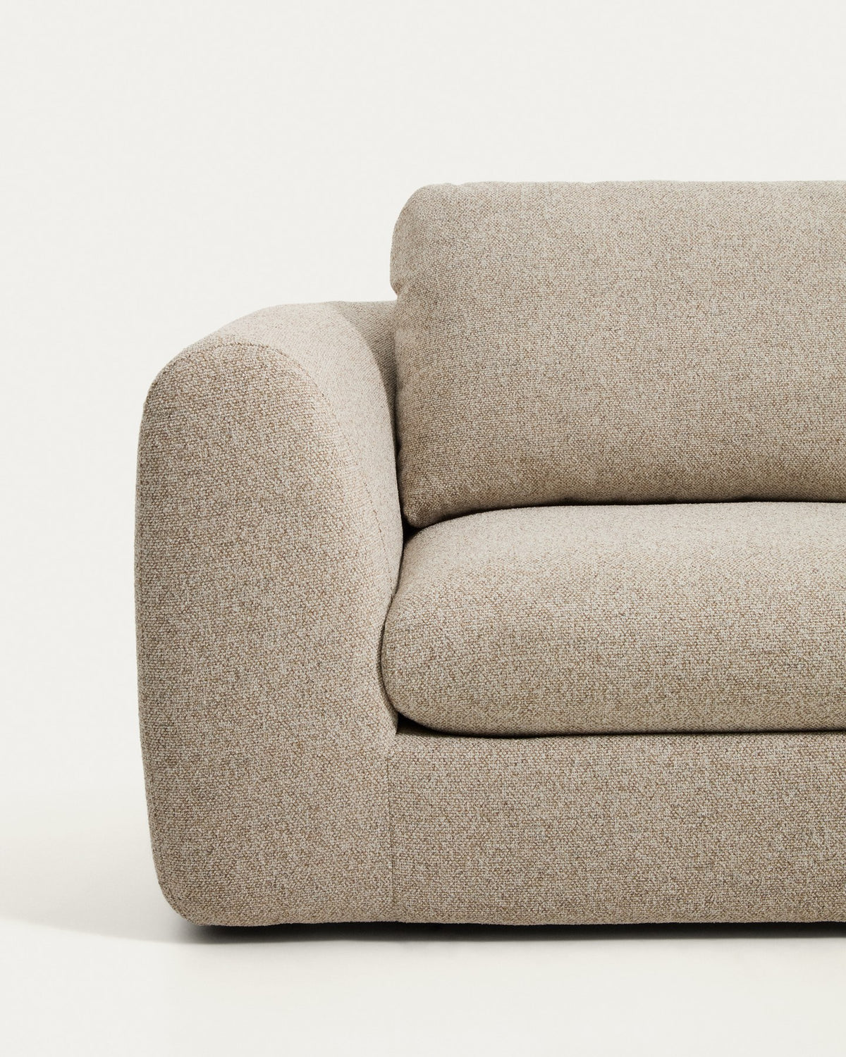 Beiges Sofa Vera mit vier Sitzplätzen und Randmodul rechts, gepolstert mit strukturiertem Gewebe, schwarzen Kunststoffbeinen und niedrigem Gestell.