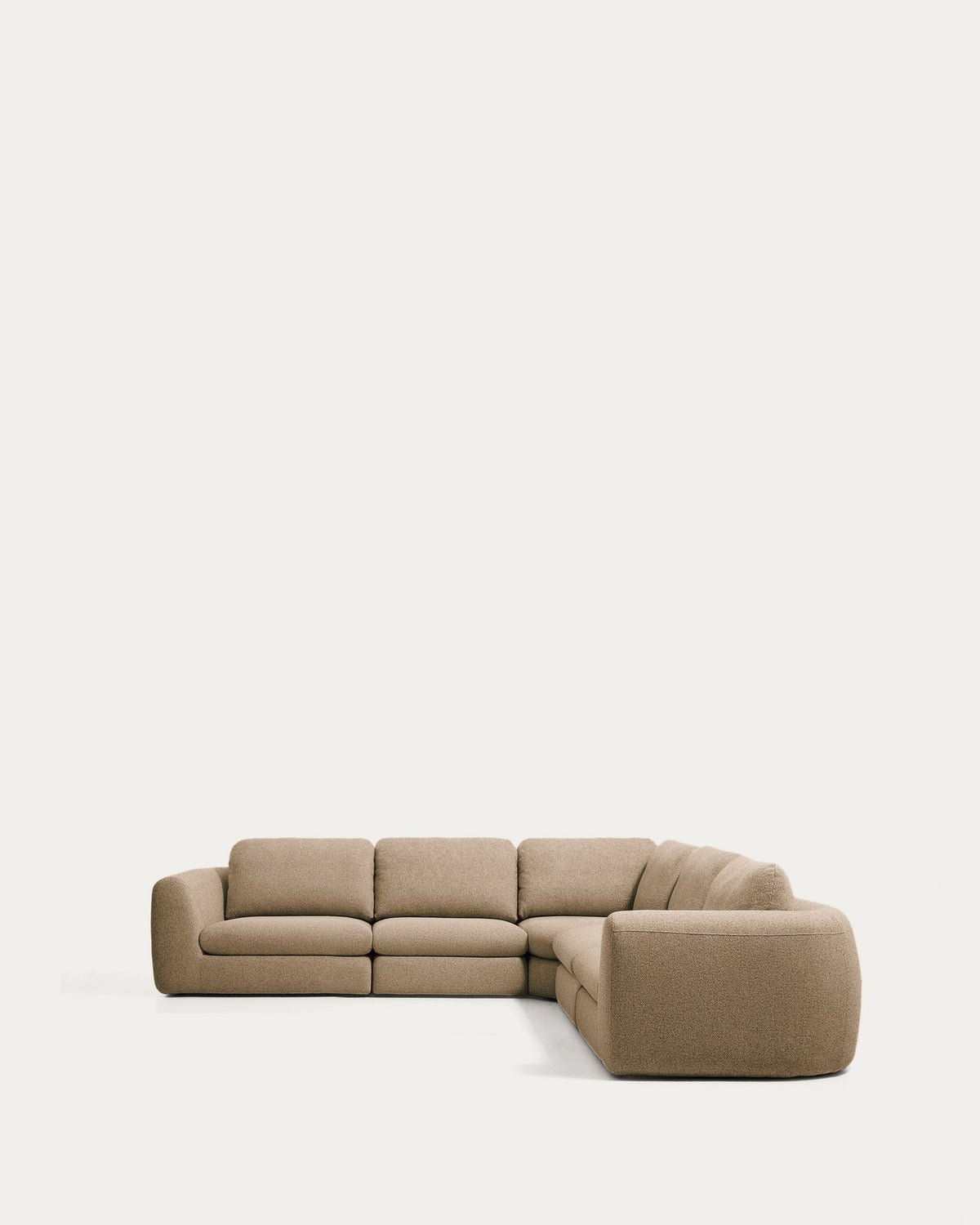 Hellbraunes 5-Sitzer Ecksofa Vera mit gepolsterter Sitzfläche, abgerundeten Armlehnen und Beinen aus Polypropylen, Masse 330x330x87cm.