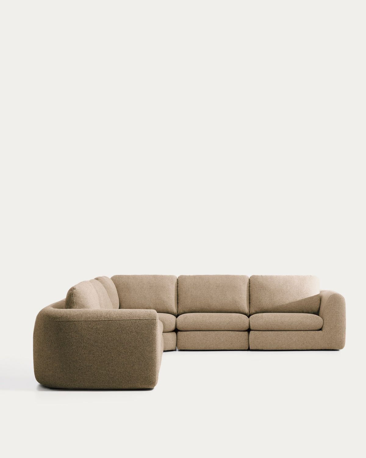 Hellbraunes 5-Sitzer Ecksofa Vera mit gepolsterter Sitzfläche, abgerundeten Armlehnen und Beinen aus Polypropylen, Masse 330x330x87cm.