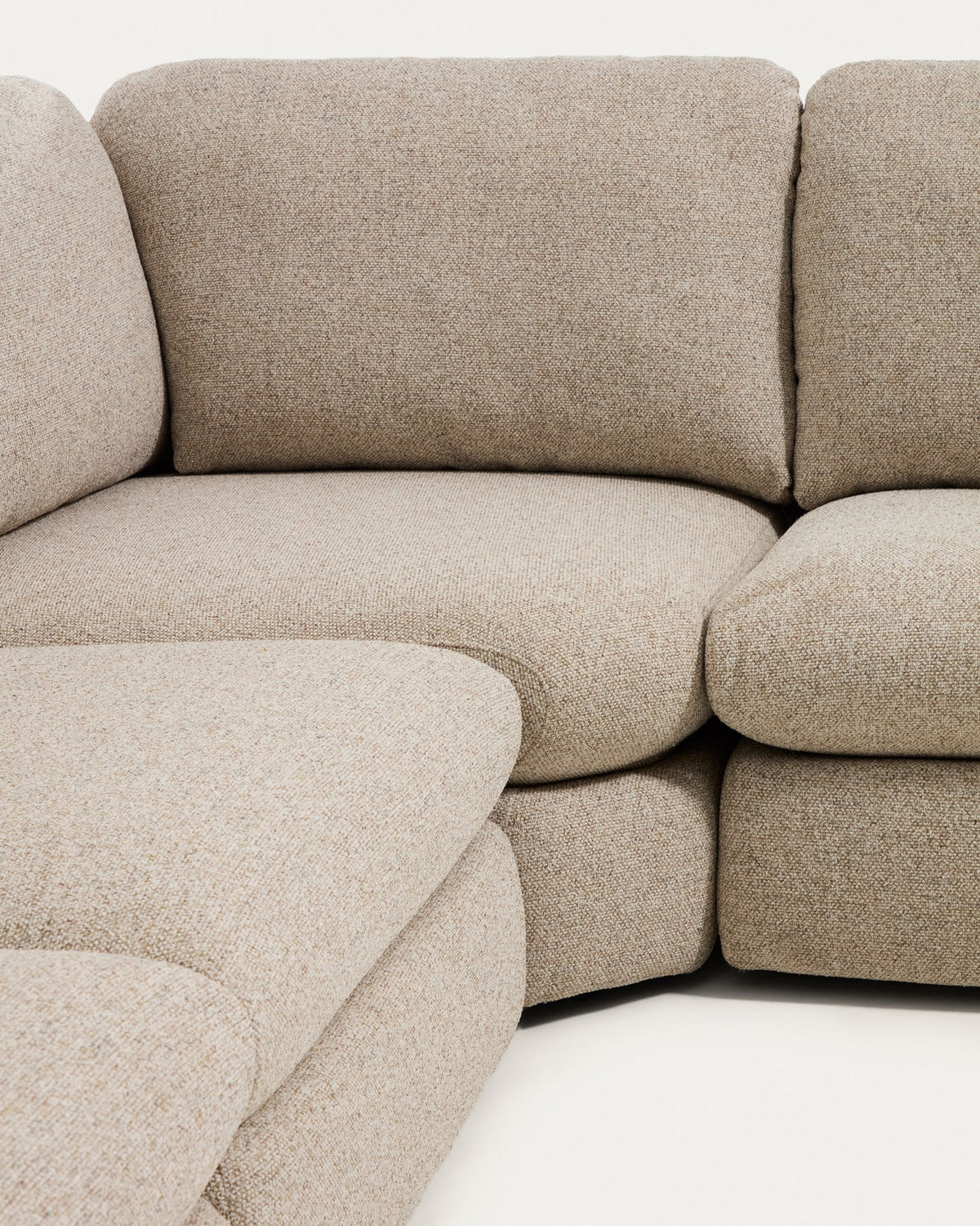 5-Sitzer Ecksofa Vera in Beige mit abgerundeten Armlehnen, strukturiertem Gewebebezug und schwarzen Beinen aus Polypropylen, Frontalansicht.