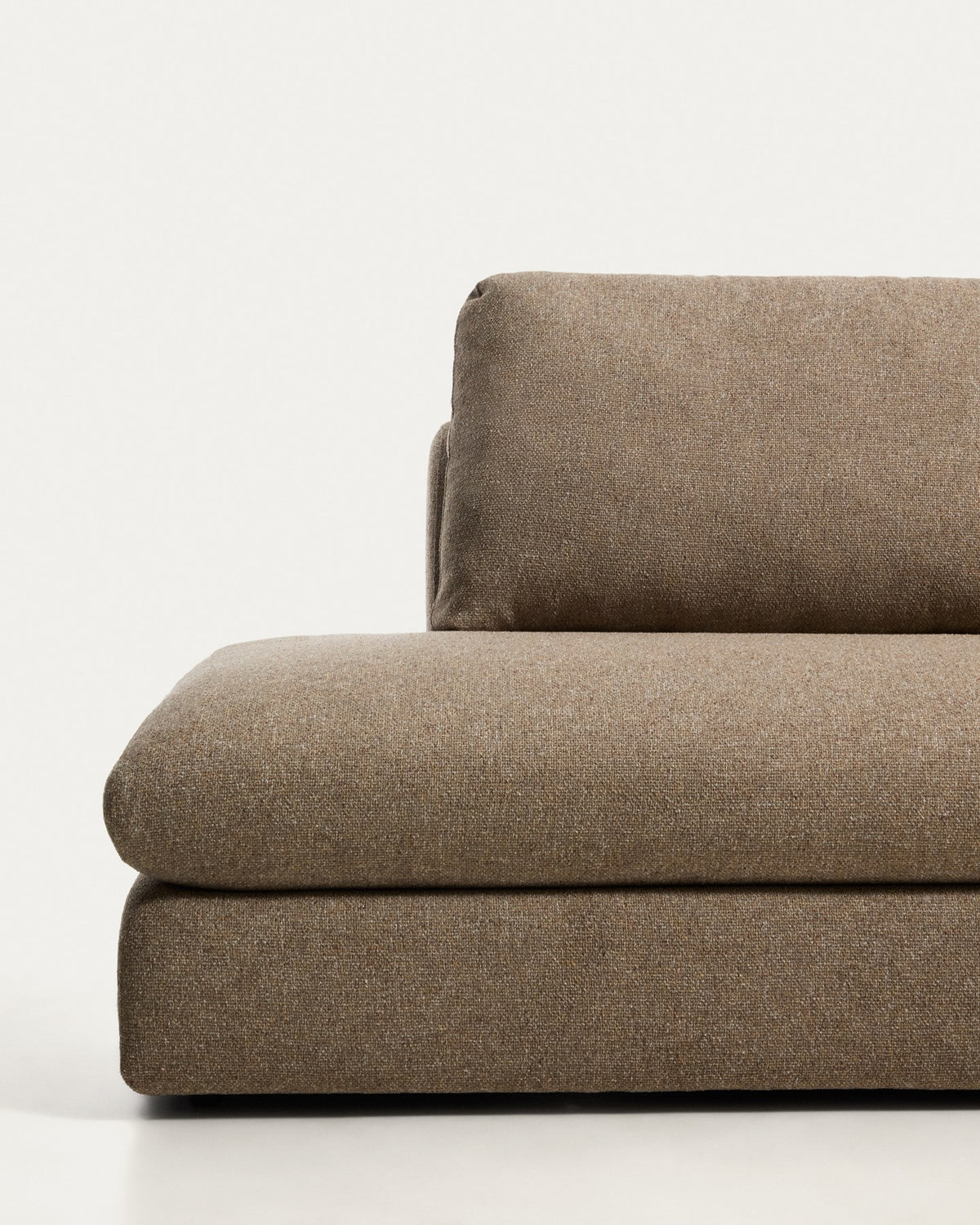 5-Sitzer Ecksofa Vera in Hellbraun mit Randmodul links, Gewebebezug, abgerundeten Armlehnen und niedrigem Holzgestell von Kave Home.