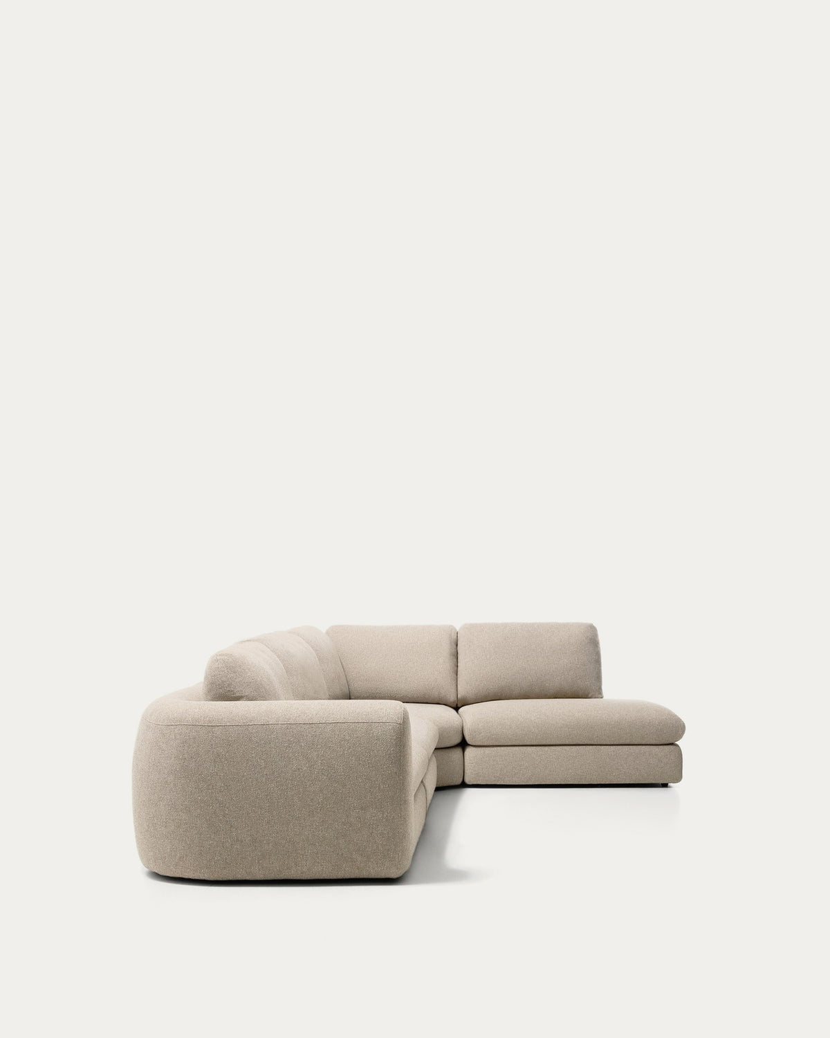 Beiges 5-Sitzer Ecksofa Vera mit Randmodul rechts, Gewebebezug mit grober Struktur, abgerundeten Armlehnen und niedrigem Gestell aus Kiefernholz.